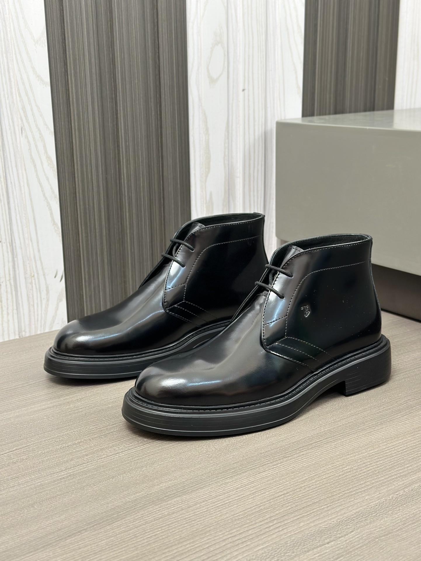 Tods Botas de piel de vaca para hombre en color nudeEsta bota en color nude está fabricada en piel d