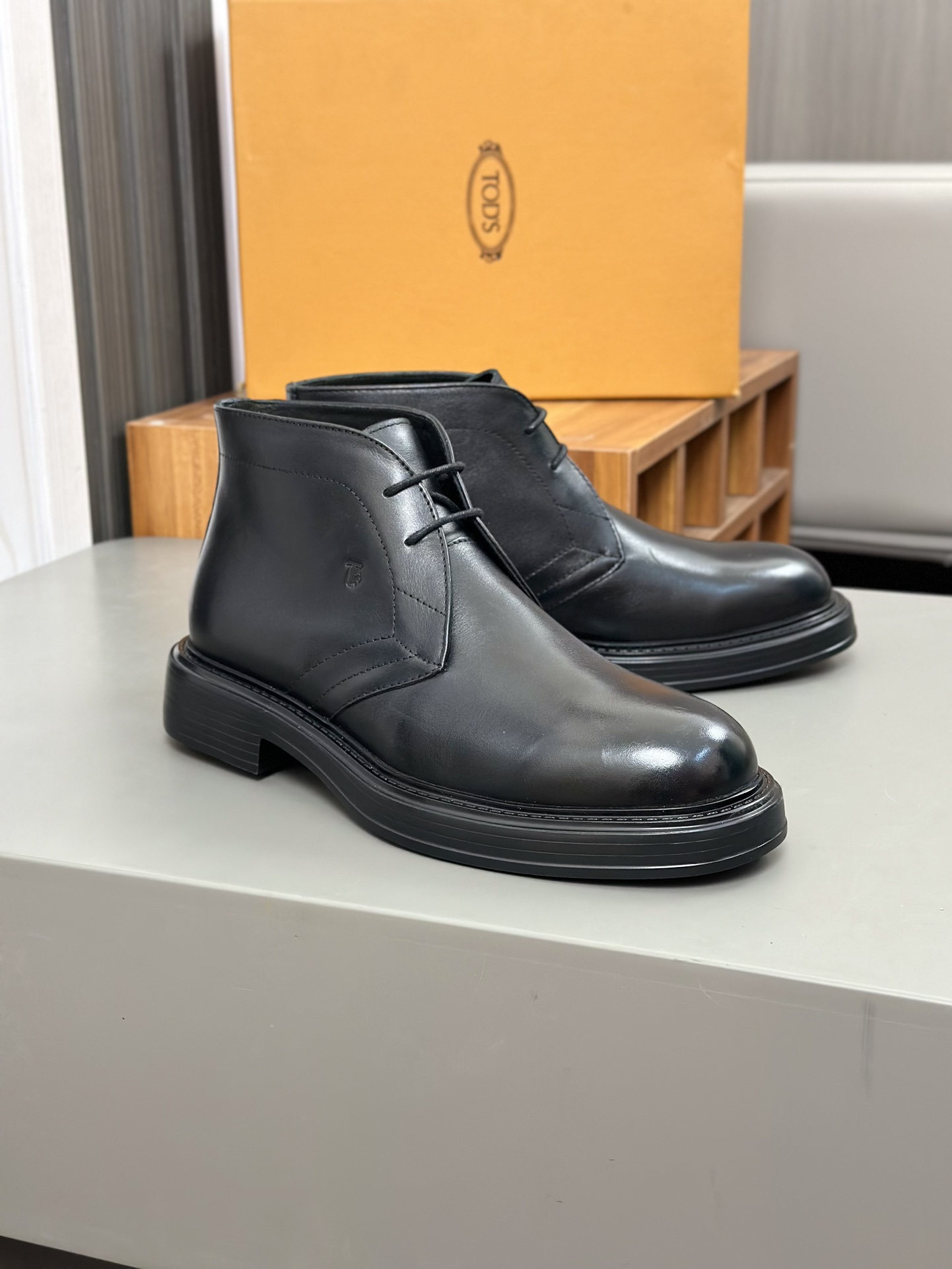 Tods Botas de piel de vaca para hombre en color nudeEsta bota en color nude está fabricada en piel d
