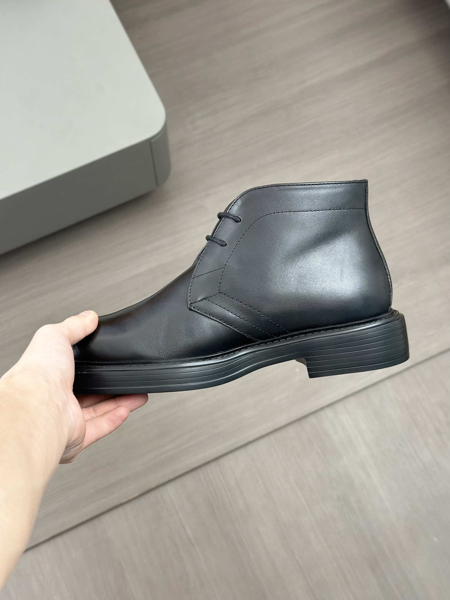 Tods Botas de piel de vaca para hombre en color nudeEsta bota en color nude está fabricada en piel d
