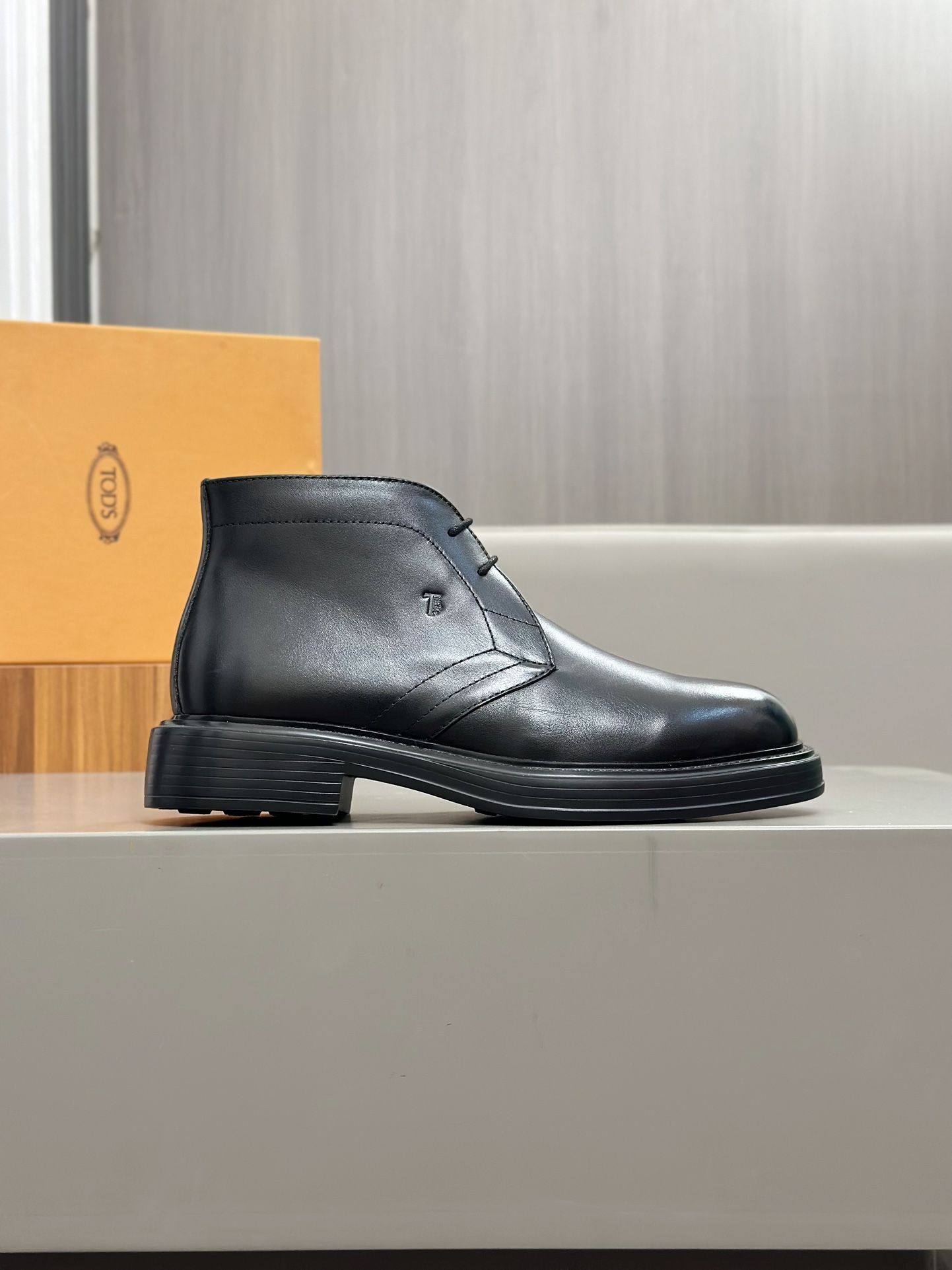 Tods Botas de piel de vaca para hombre en color nudeEsta bota en color nude está fabricada en piel d
