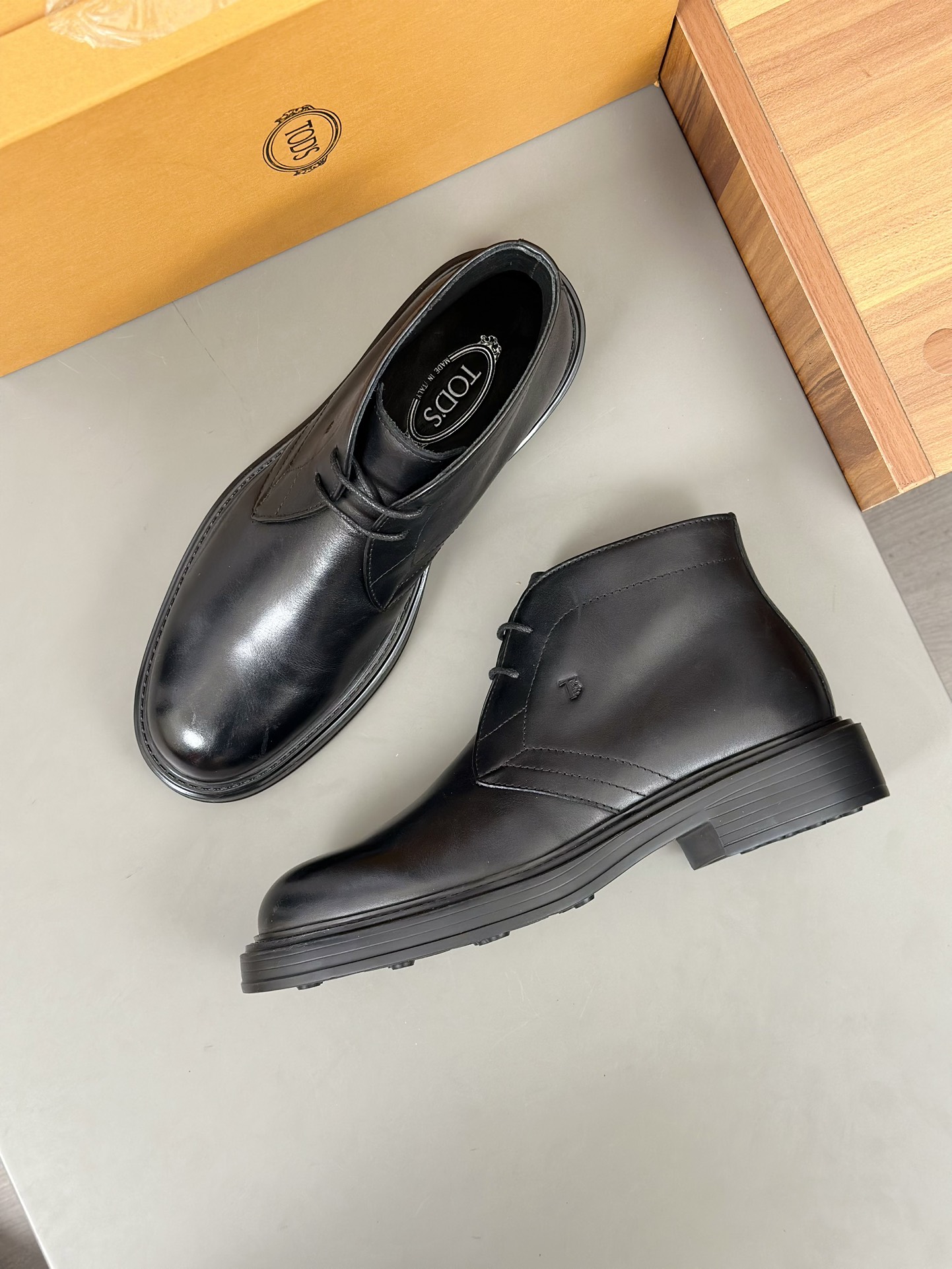 Tods Botas de piel de vaca para hombre en color nudeEsta bota en color nude está fabricada en piel d