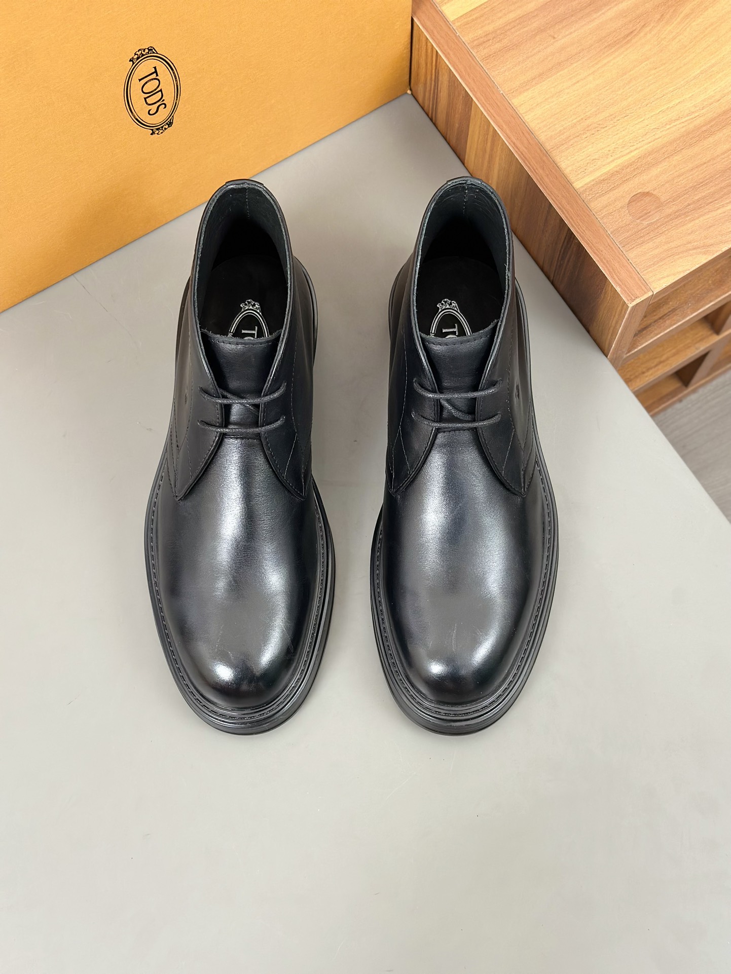 Tods Botas de piel de vaca para hombre en color nudeEsta bota en color nude está fabricada en piel d