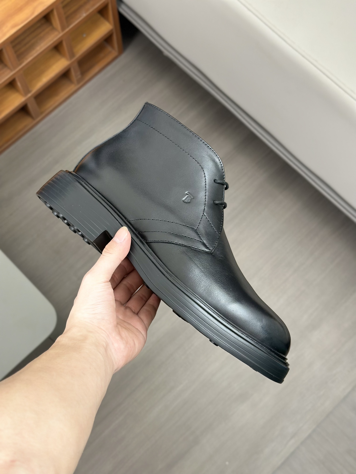 Tods Botas de piel de vaca para hombre en color nudeEsta bota en color nude está fabricada en piel d