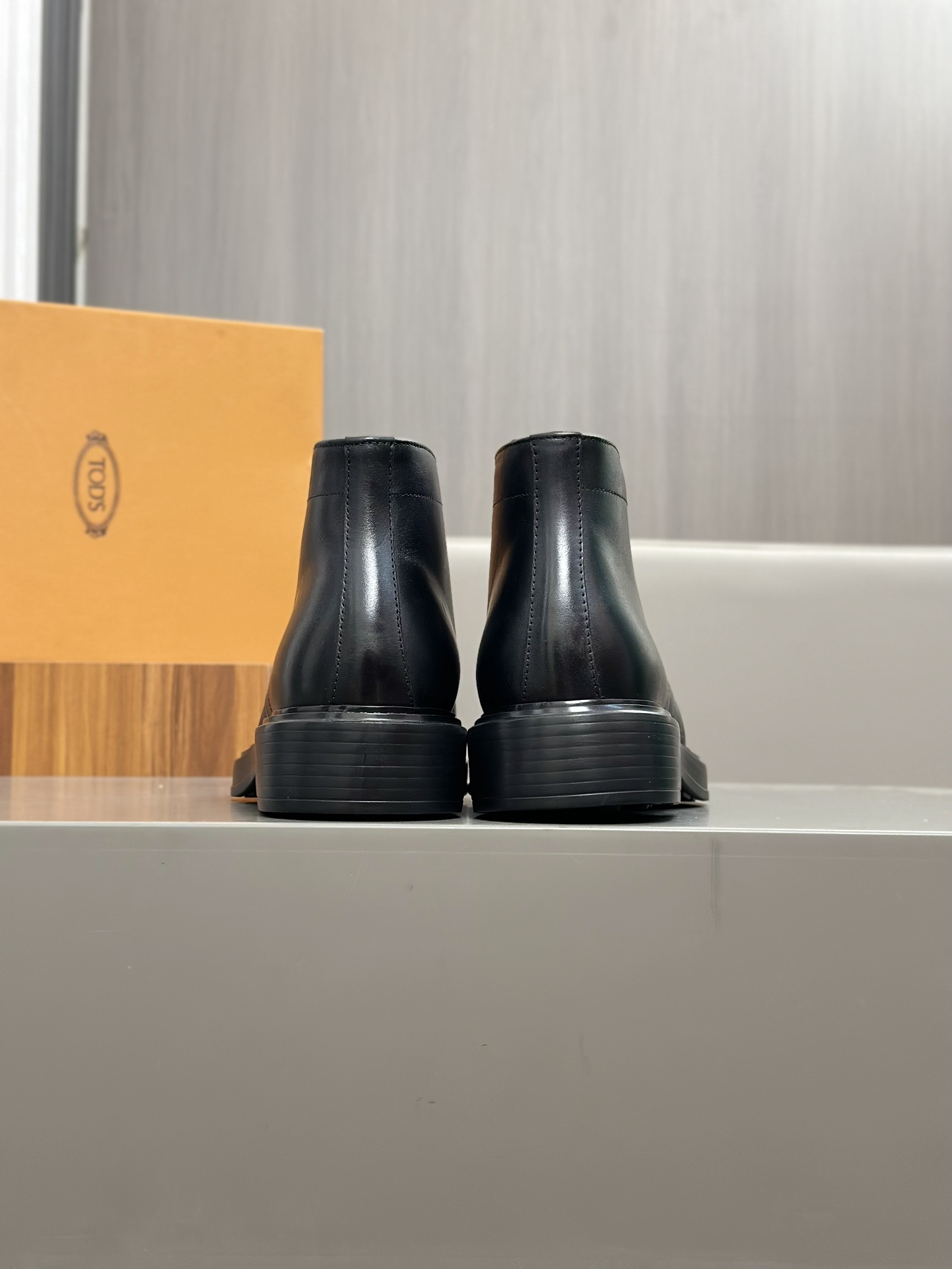 Tods Botas de piel de vaca para hombre en color nudeEsta bota en color nude está fabricada en piel d