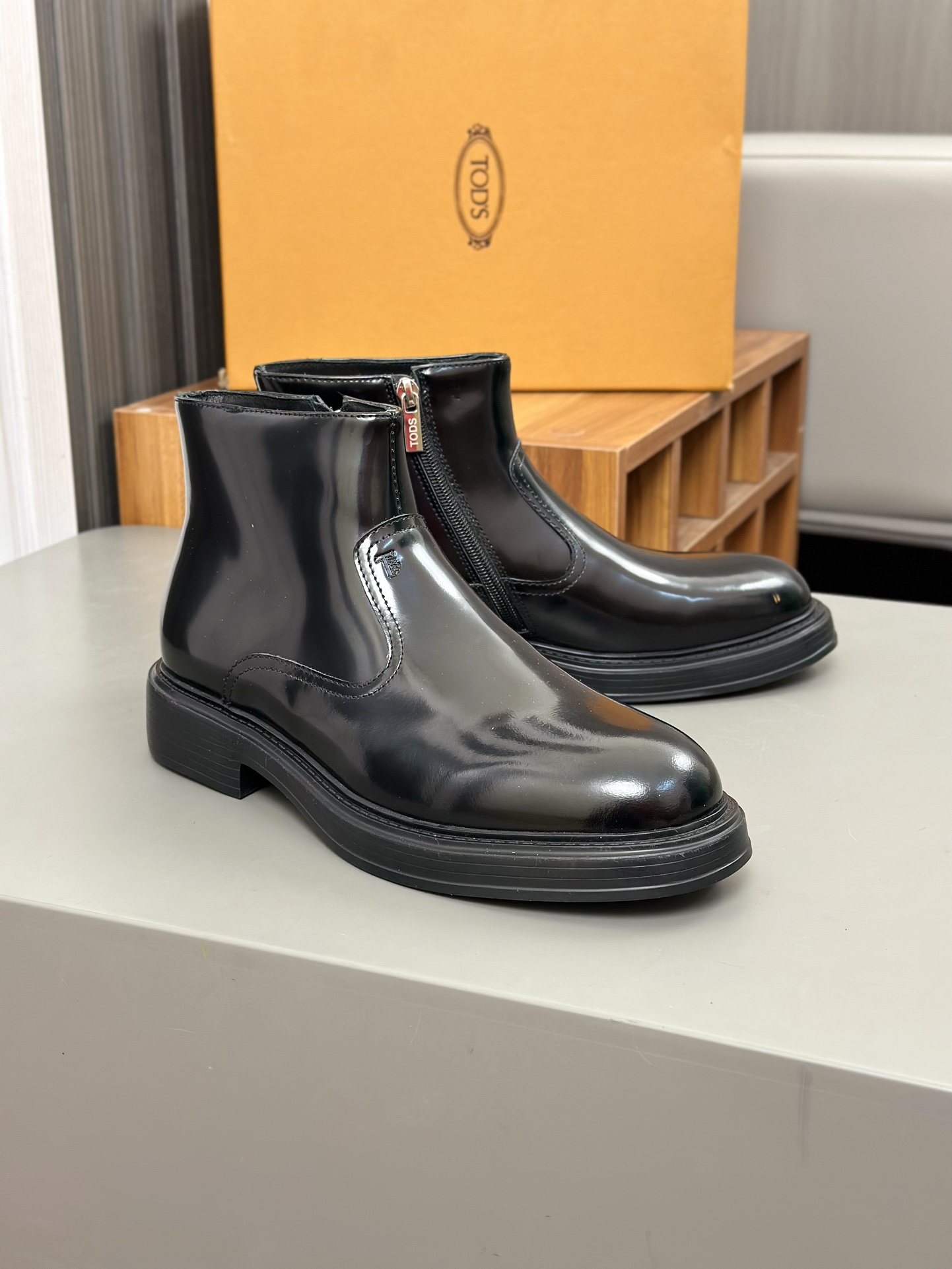 Tods Botas de piel de vaca para hombre en color nudeEsta bota en color nude está fabricada en piel d