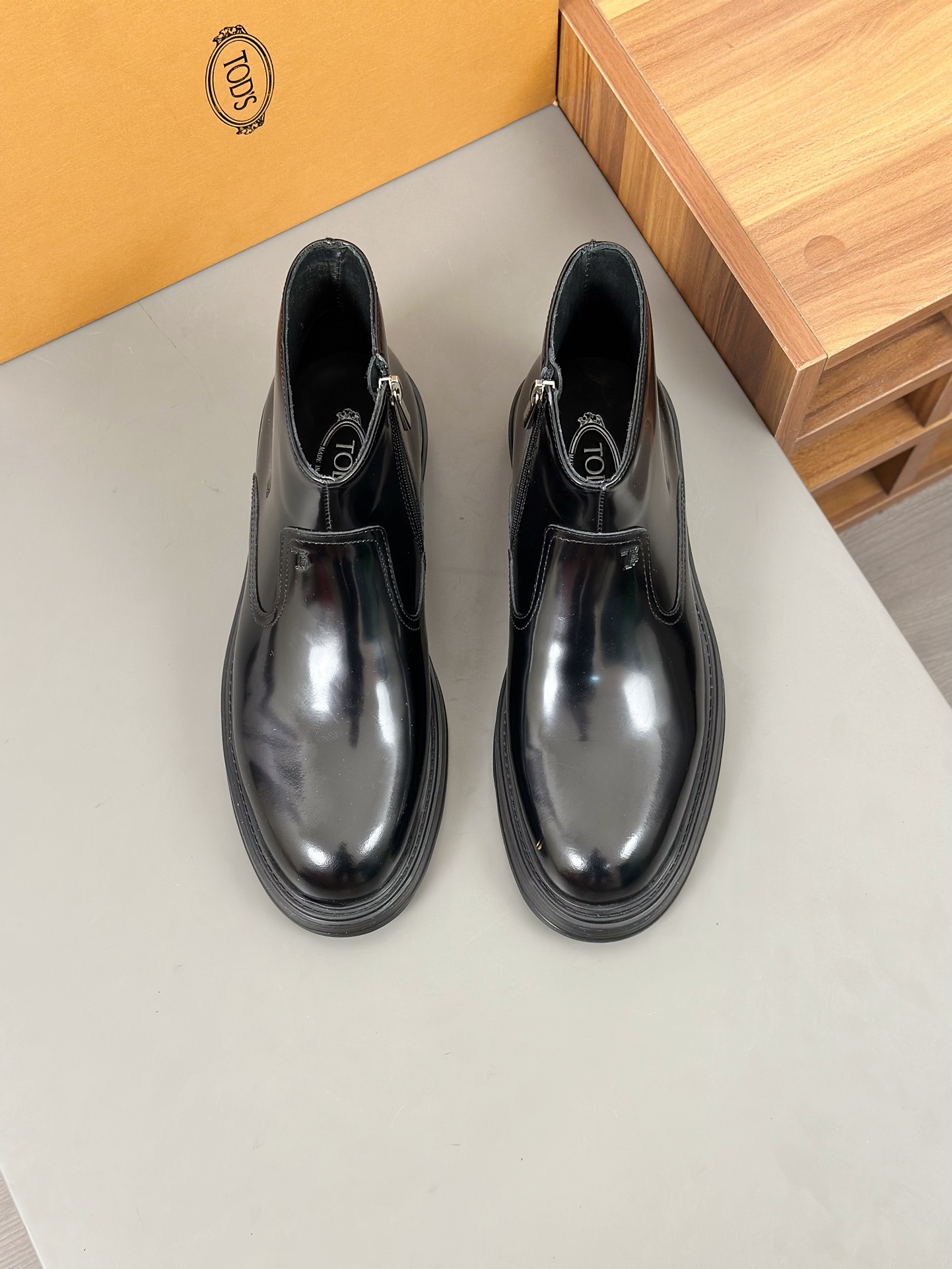 Tods Botas de piel de vaca para hombre en color nudeEsta bota en color nude está fabricada en piel d