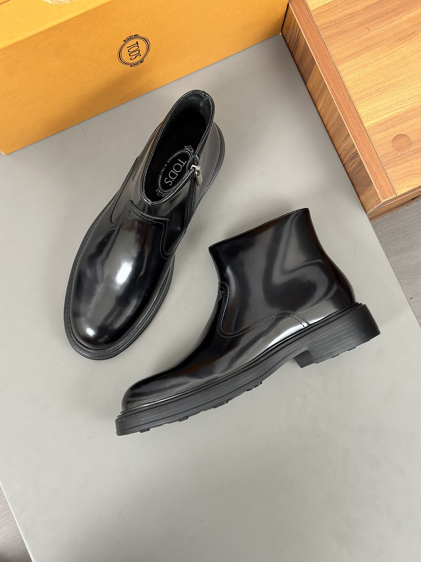 Tods Botas de piel de vaca para hombre en color nudeEsta bota en color nude está fabricada en piel d