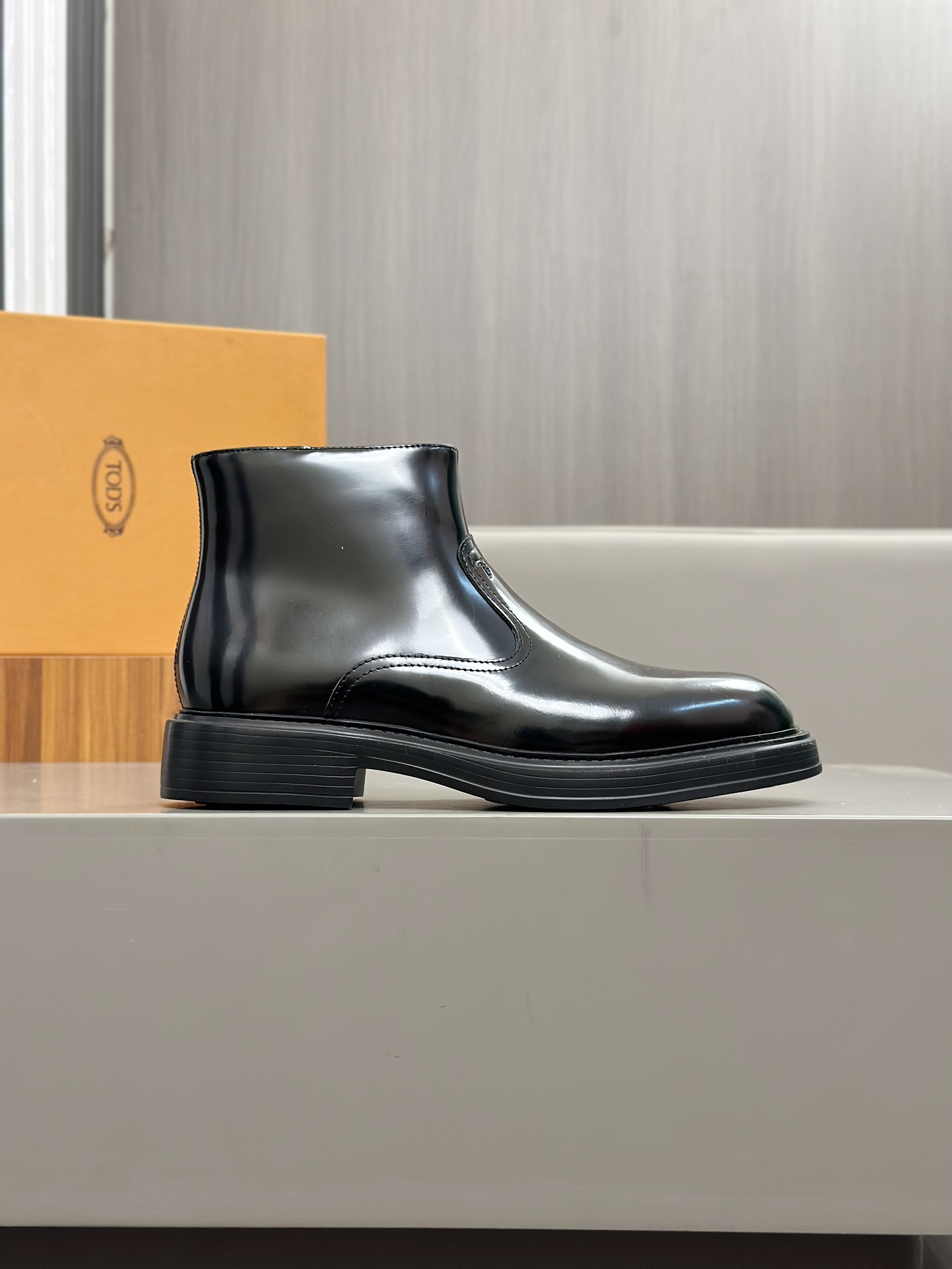 Tods Botas de piel de vaca para hombre en color nudeEsta bota en color nude está fabricada en piel d