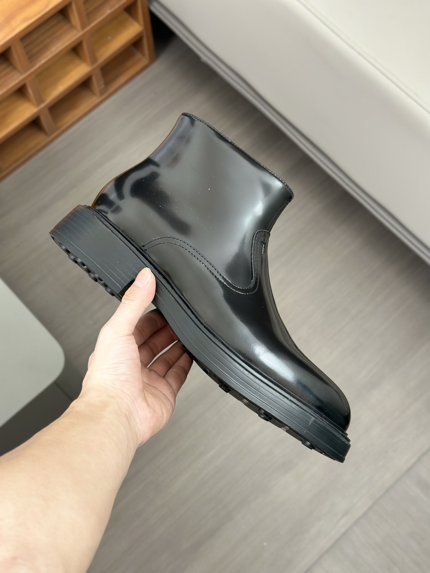 Tods Botas de piel de vaca para hombre en color nudeEsta bota en color nude está fabricada en piel d