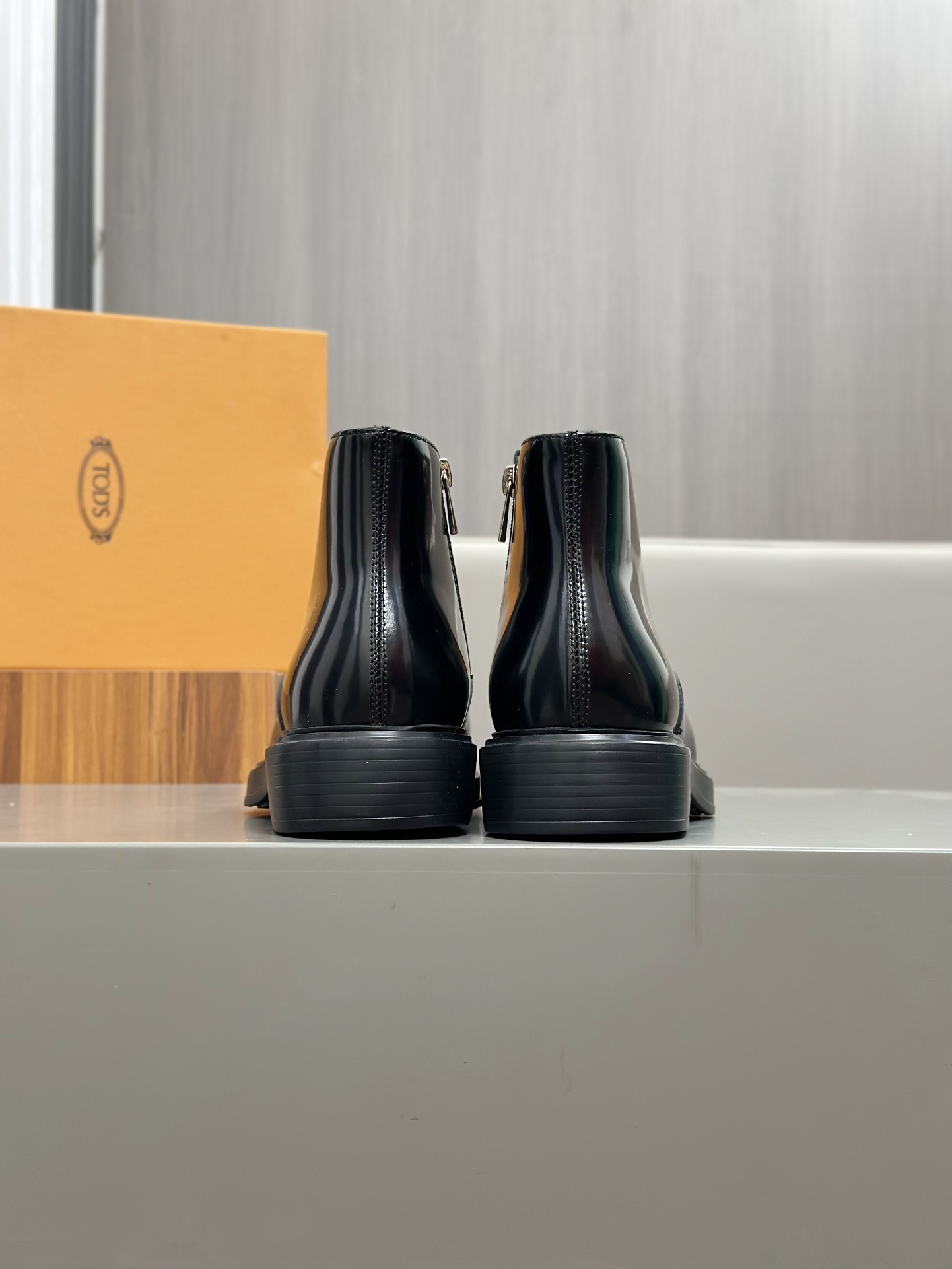 Tods Botas de piel de vaca para hombre en color nudeEsta bota en color nude está fabricada en piel d