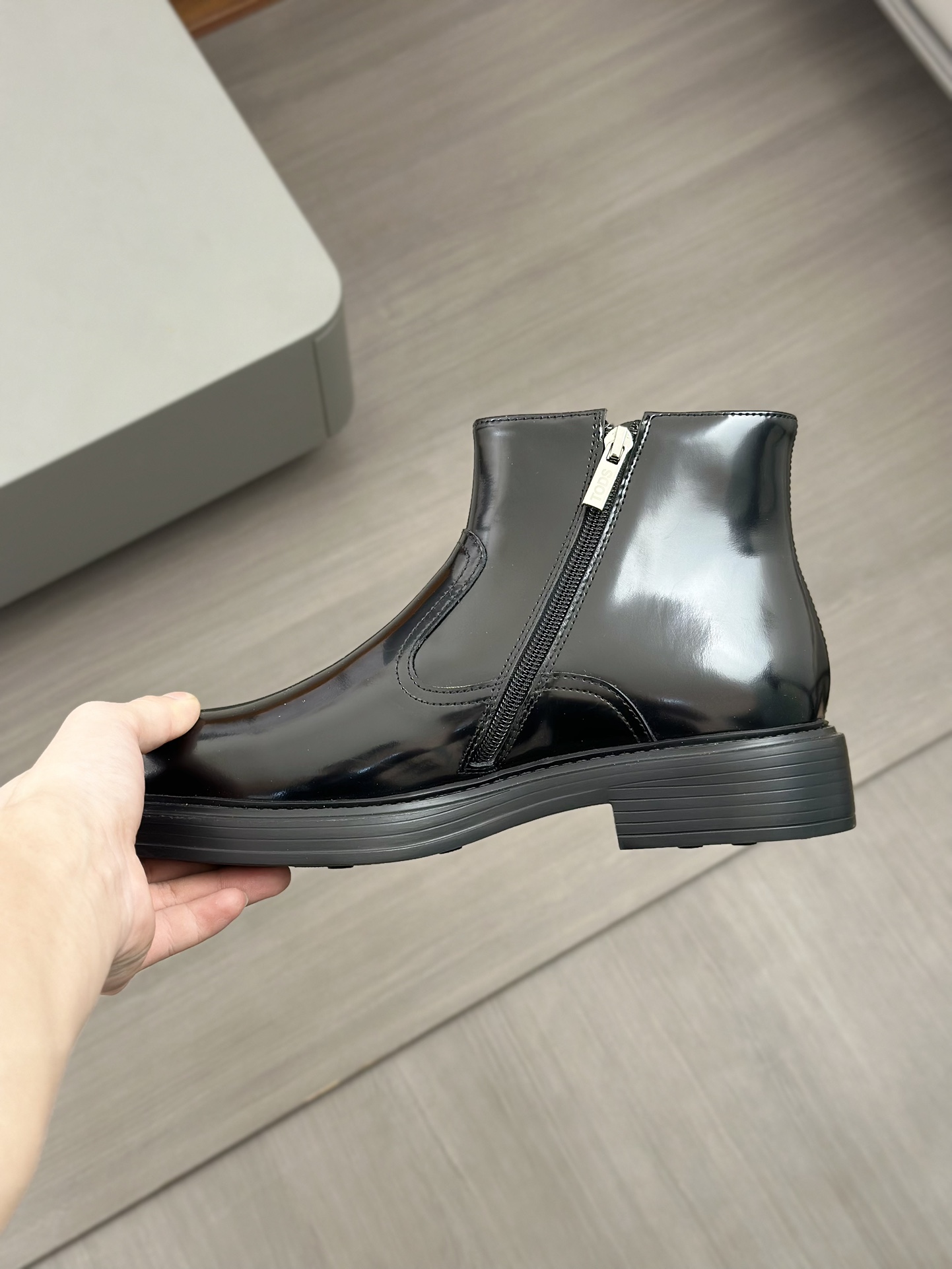 Tods Botas de piel de vaca para hombre en color nudeEsta bota en color nude está fabricada en piel d