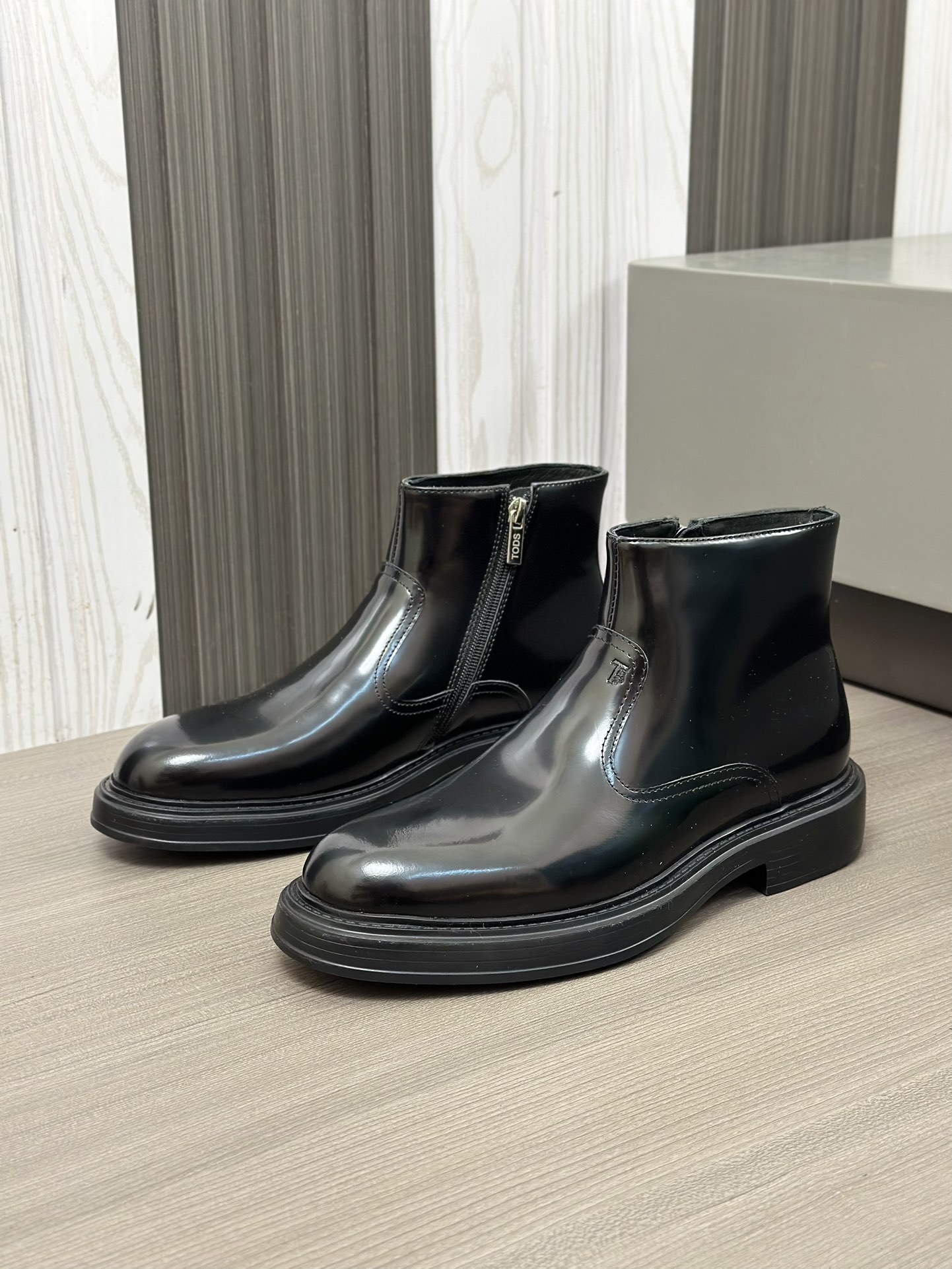 Tods Botas de piel de vaca para hombre en color nudeEsta bota en color nude está fabricada en piel d