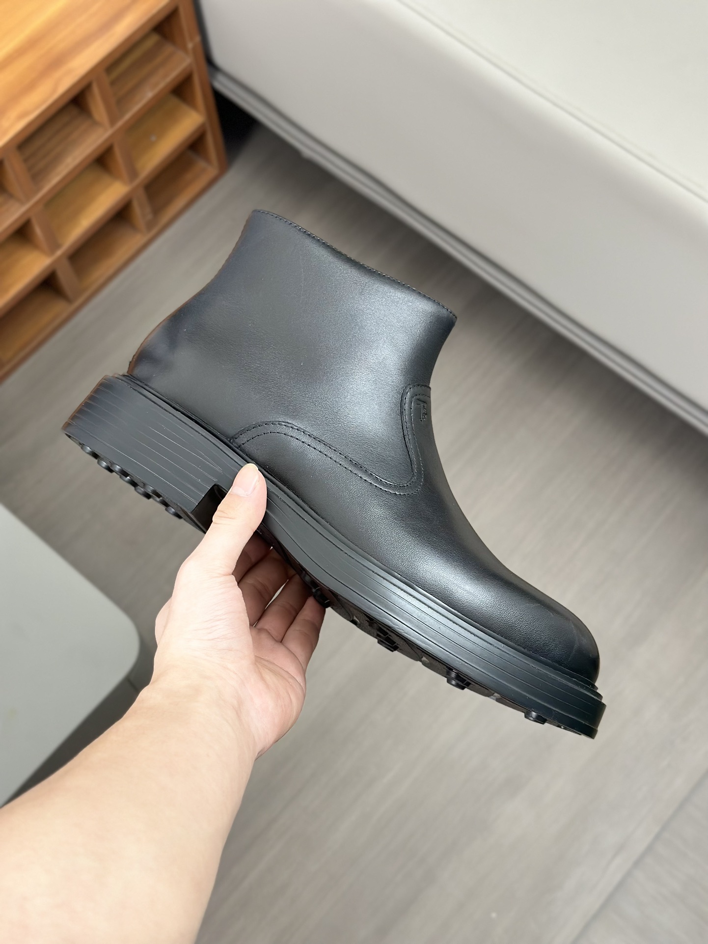 Tods Botas de piel de vaca para hombre en color nudeEsta bota en color nude está fabricada en piel d
