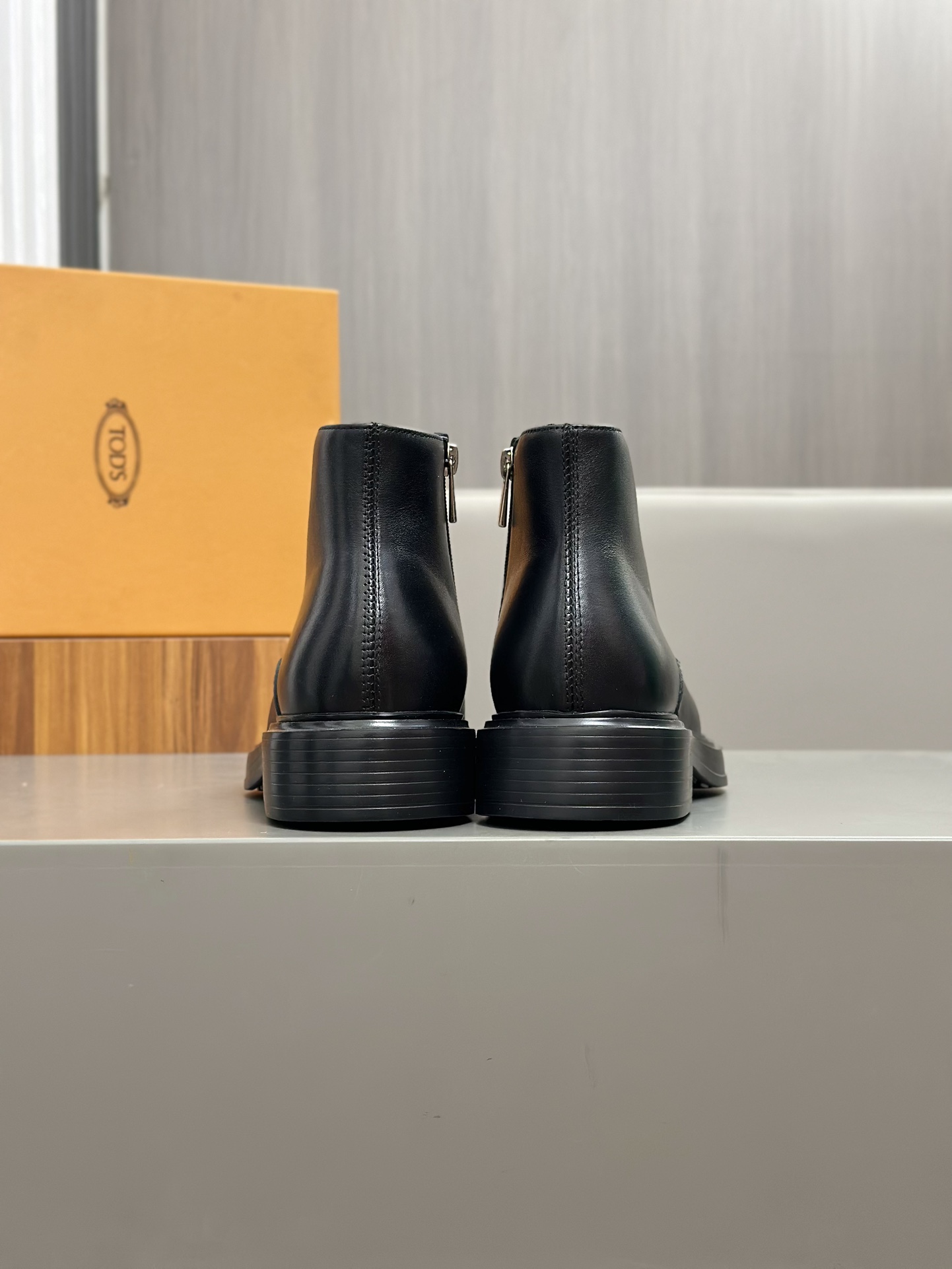 Tods Botas de piel de vaca para hombre en color nudeEsta bota en color nude está fabricada en piel d