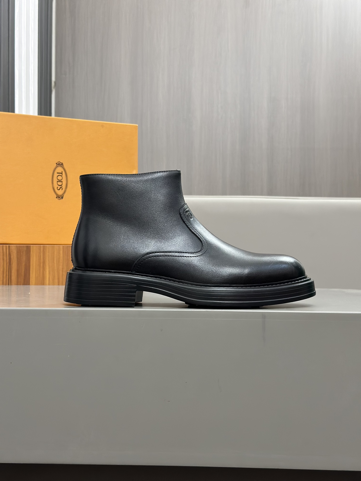 Tods Botas de piel de vaca para hombre en color nudeEsta bota en color nude está fabricada en piel d