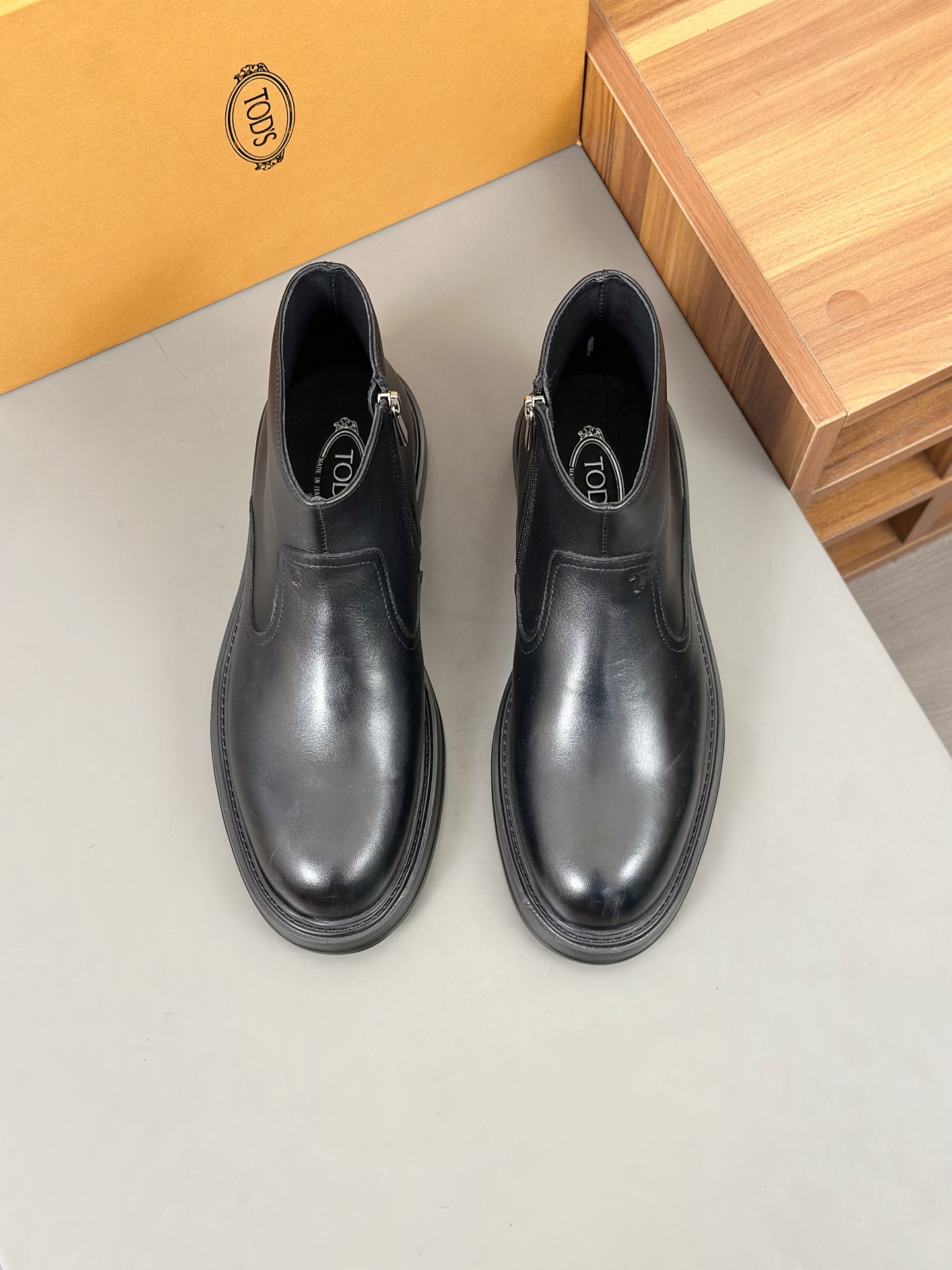 Tods Botas de piel de vaca para hombre en color nudeEsta bota en color nude está fabricada en piel d