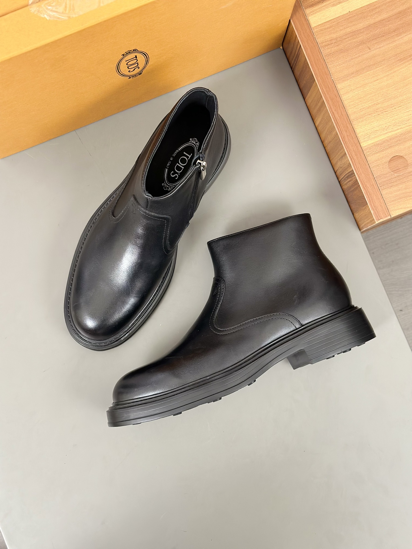 Tods Botas de piel de vaca para hombre en color nudeEsta bota en color nude está fabricada en piel d
