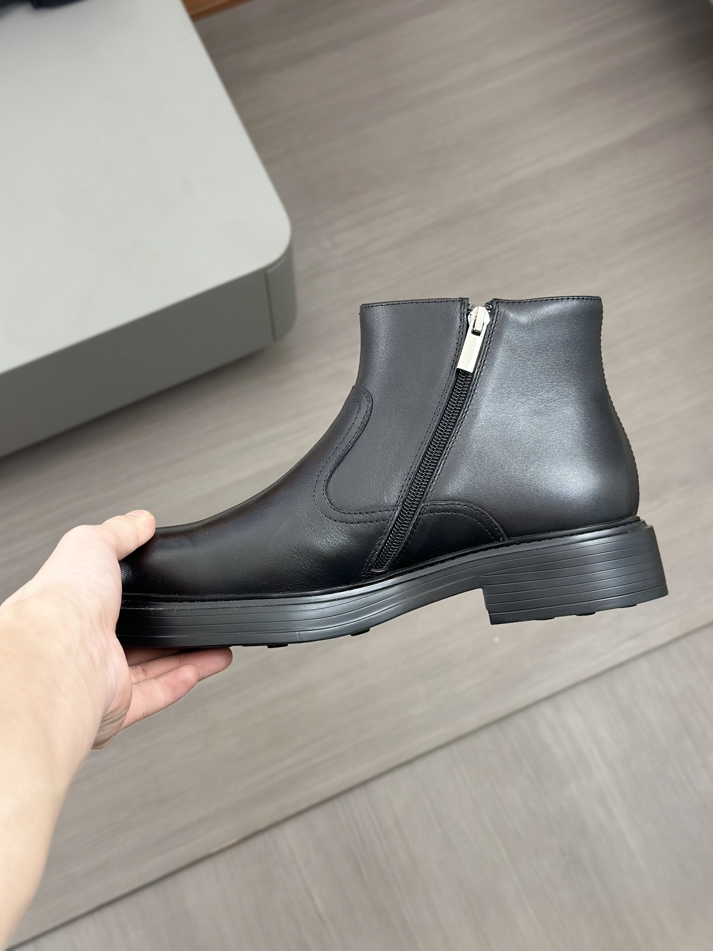 Tods Botas de piel de vaca para hombre en color nudeEsta bota en color nude está fabricada en piel d