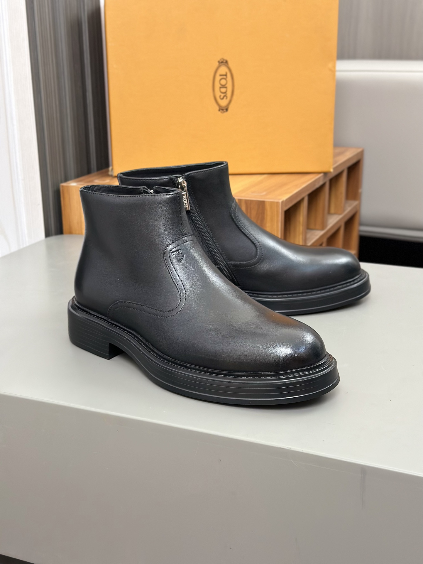Tods Botas de piel de vaca para hombre en color nudeEsta bota en color nude está fabricada en piel d