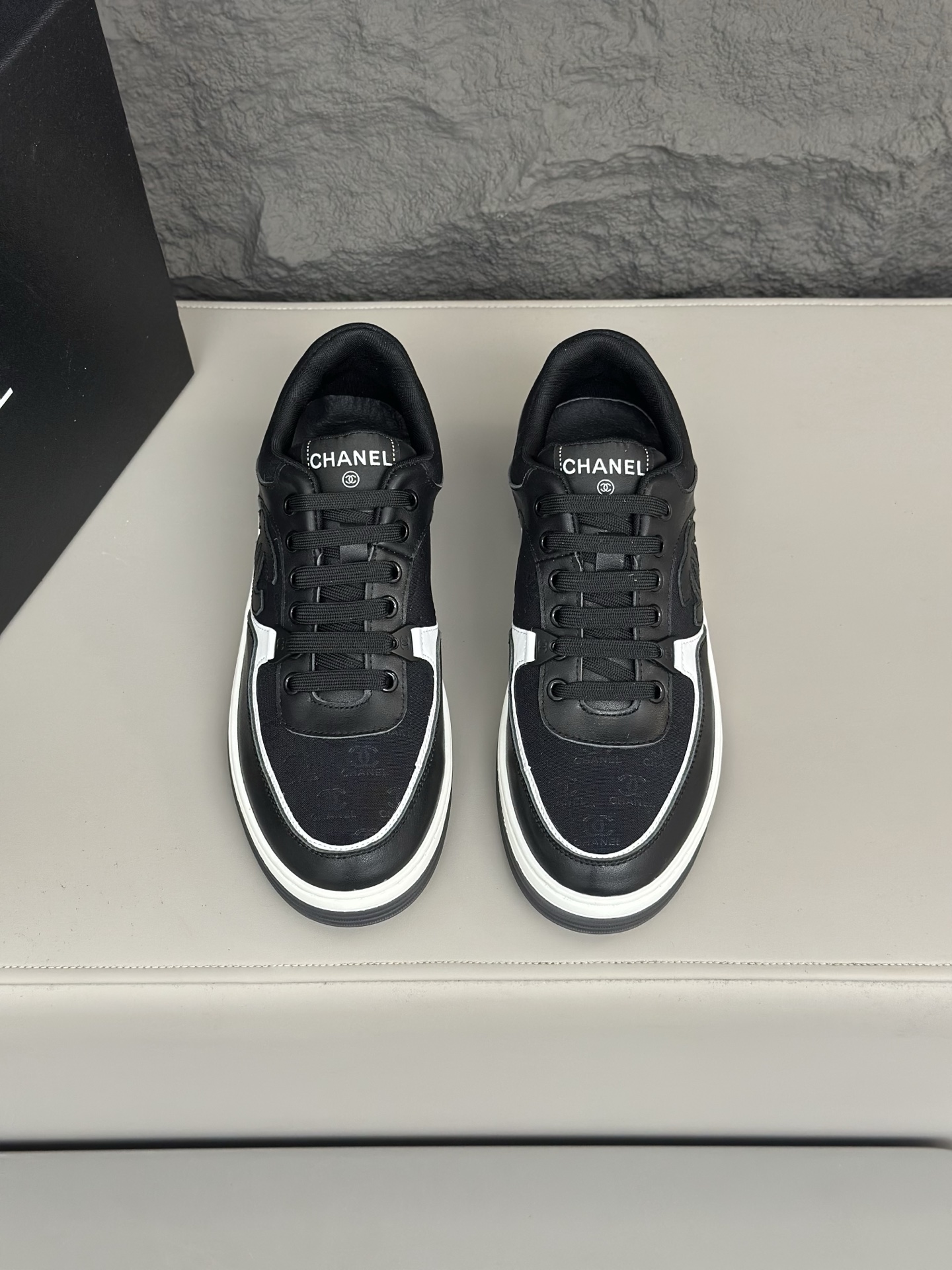 NO:272822,Chanel, new spring style/size; 38~45 (38 45 customized) Men's Chanel sneakers, the style of the month is super premium. Basically, it can be said that I can't buy the cabinet sister. I received this color and my men's size. I really didn't like it at first, but after I put it on, I found it very versatile. The diamond-shaped design of the classic CF hood bag is very recognizable, and the double C logo is not too high-profile. I love it. I recommend this one and I must try it on. I can't get it handsome when I see the picture. Chanel, chanel, chanel, sneakers19860909Chanel 、开春新款/ size；38~45（38 45 订做） 男款香奈儿运动鞋 , 一月的款式溢价超级严重 基本上可以说是买不到了柜姐收到这个颜色刚好还有我的男码一 开始真的不喜欢 但是上脚以后发现特别百搭 经典CF口盖包的菱格面同款设计识别性很强 且双C logo不会太过于高调 爱了爱了 推荐这款一定要去试穿 看图片get不到它的帅 气,,chanel,chanel,sneakers,Men's shoes