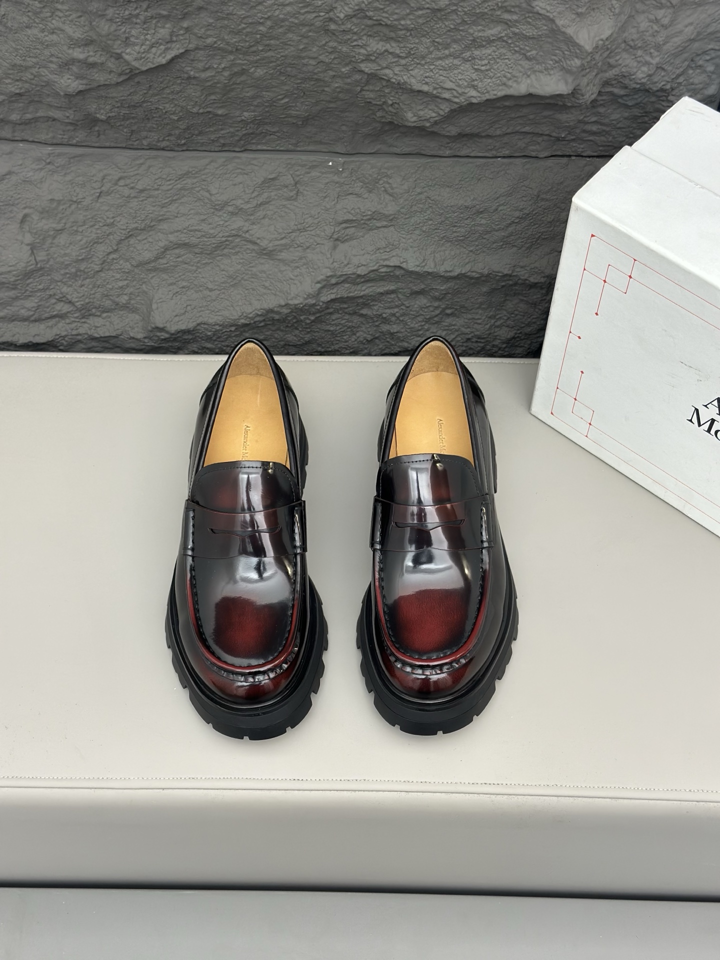 - Nuevo - MQ McQueen 2025 nuevos zapatos derby de cuero para hombre, compró la réplica exacta origin