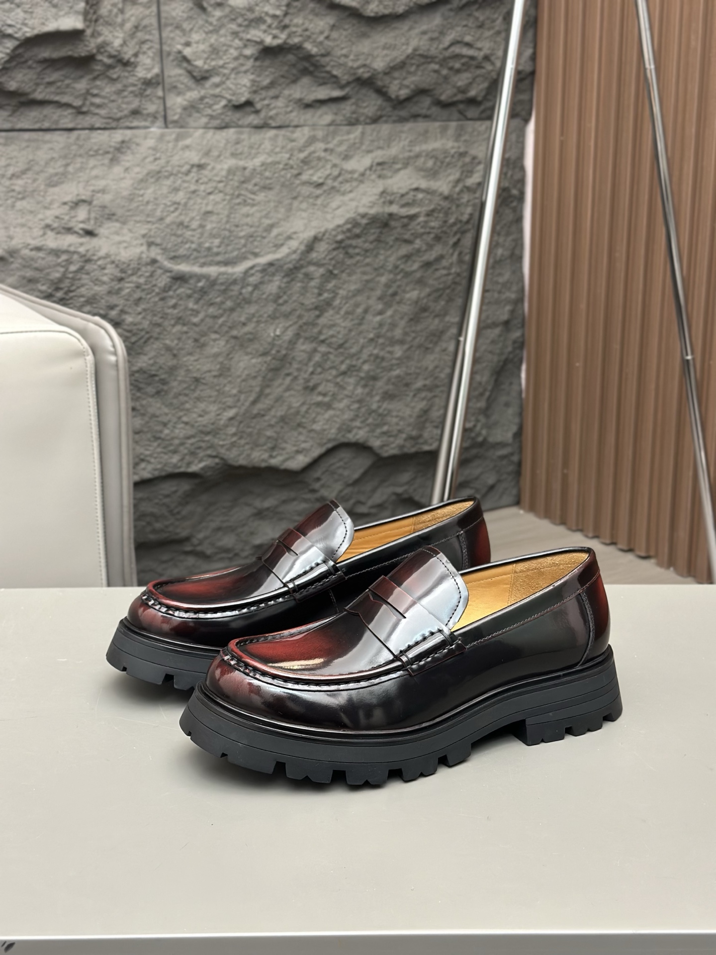 - Nuevo - MQ McQueen 2025 nuevos zapatos derby de cuero para hombre, compró la réplica exacta origin