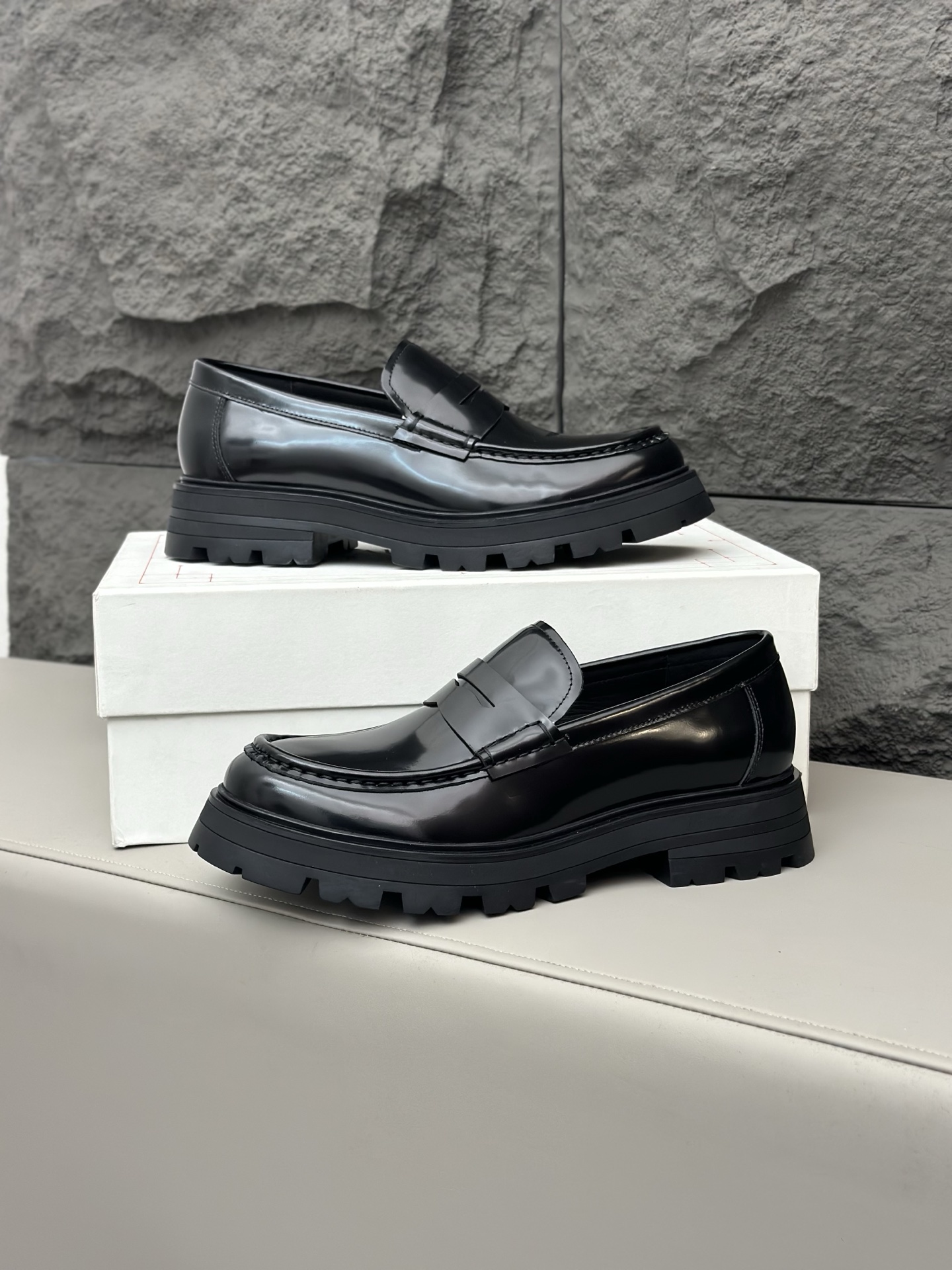 - Nuevo - MQ McQueen 2025 nuevos zapatos derby de cuero para hombre, compró la réplica exacta origin