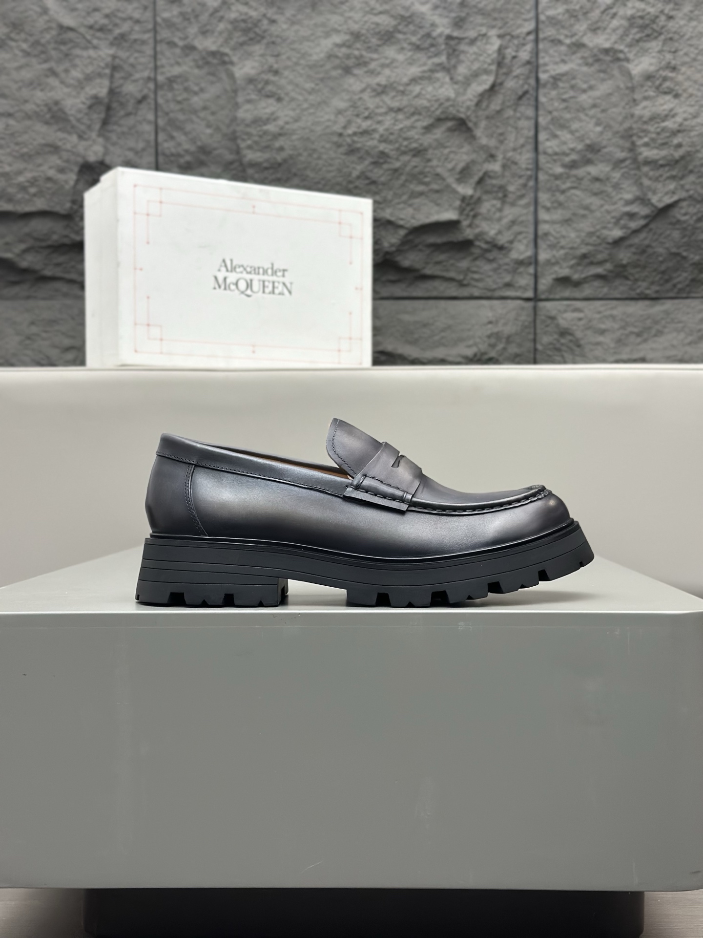 - Nuevo - MQ McQueen 2025 nuevos zapatos derby de cuero para hombre, compró la réplica exacta origin