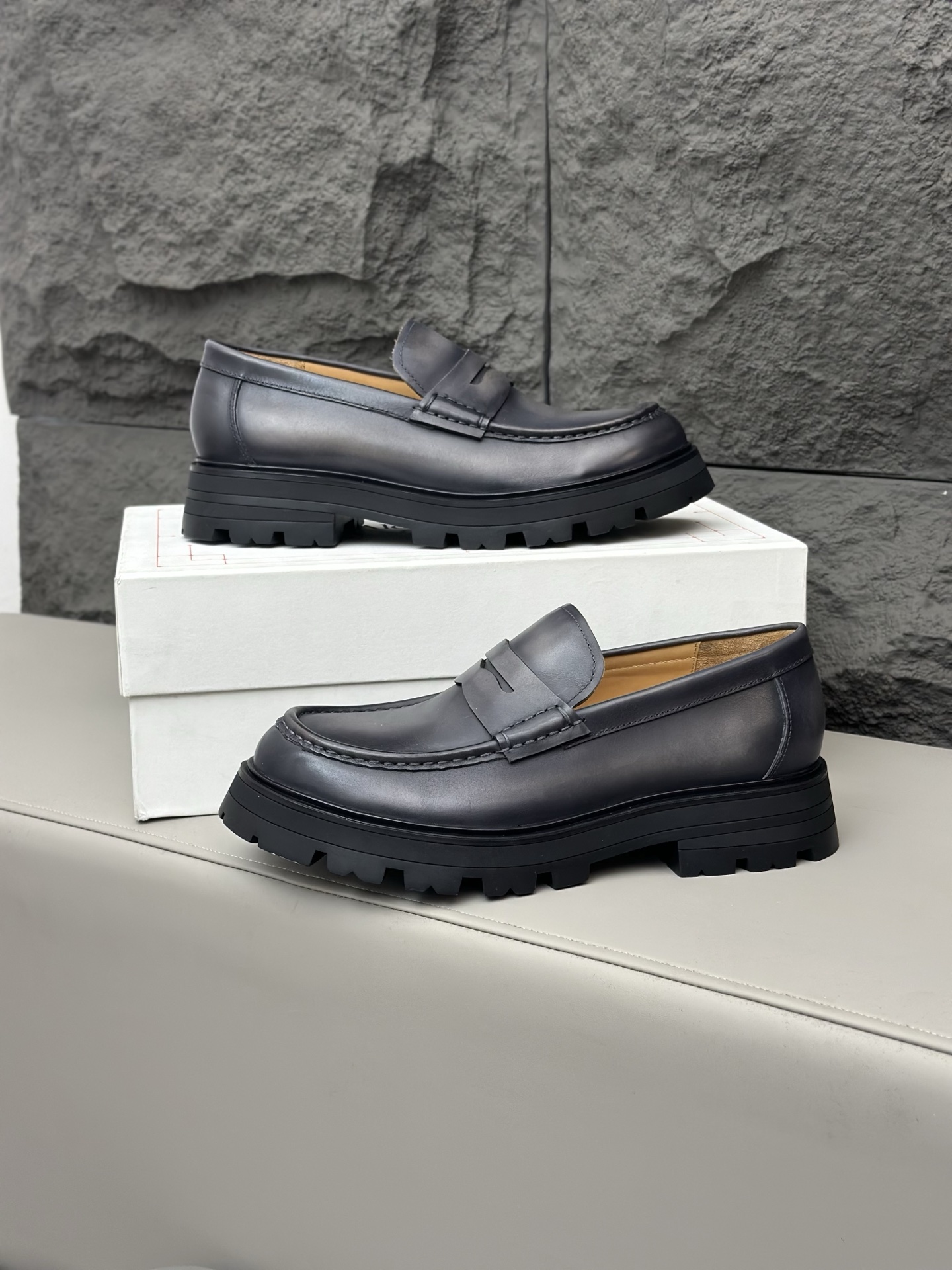 - Nuevo - MQ McQueen 2025 nuevos zapatos derby de cuero para hombre, compró la réplica exacta origin