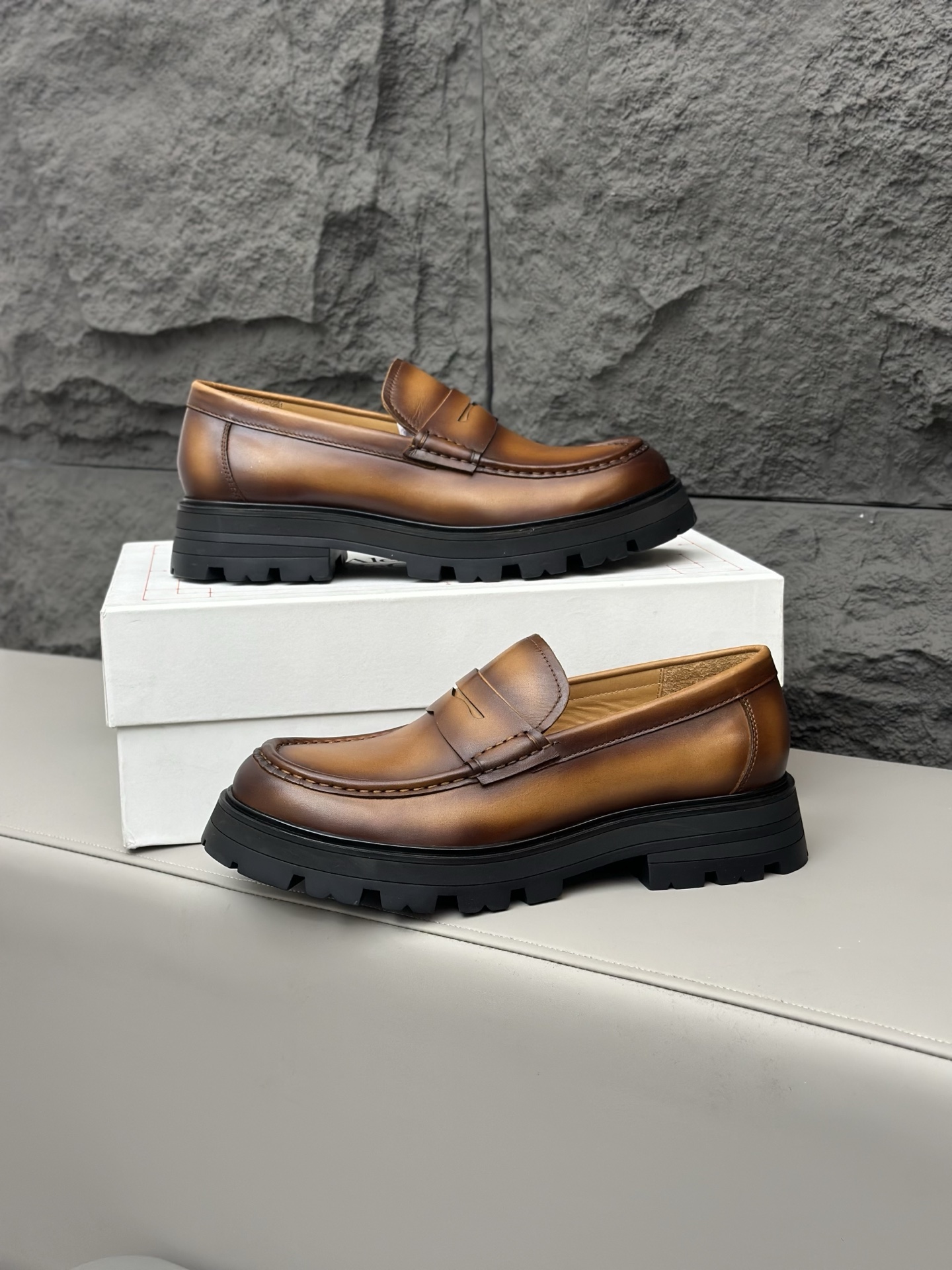- Nuevo - MQ McQueen 2025 nuevos zapatos derby de cuero para hombre, compró la réplica exacta origin