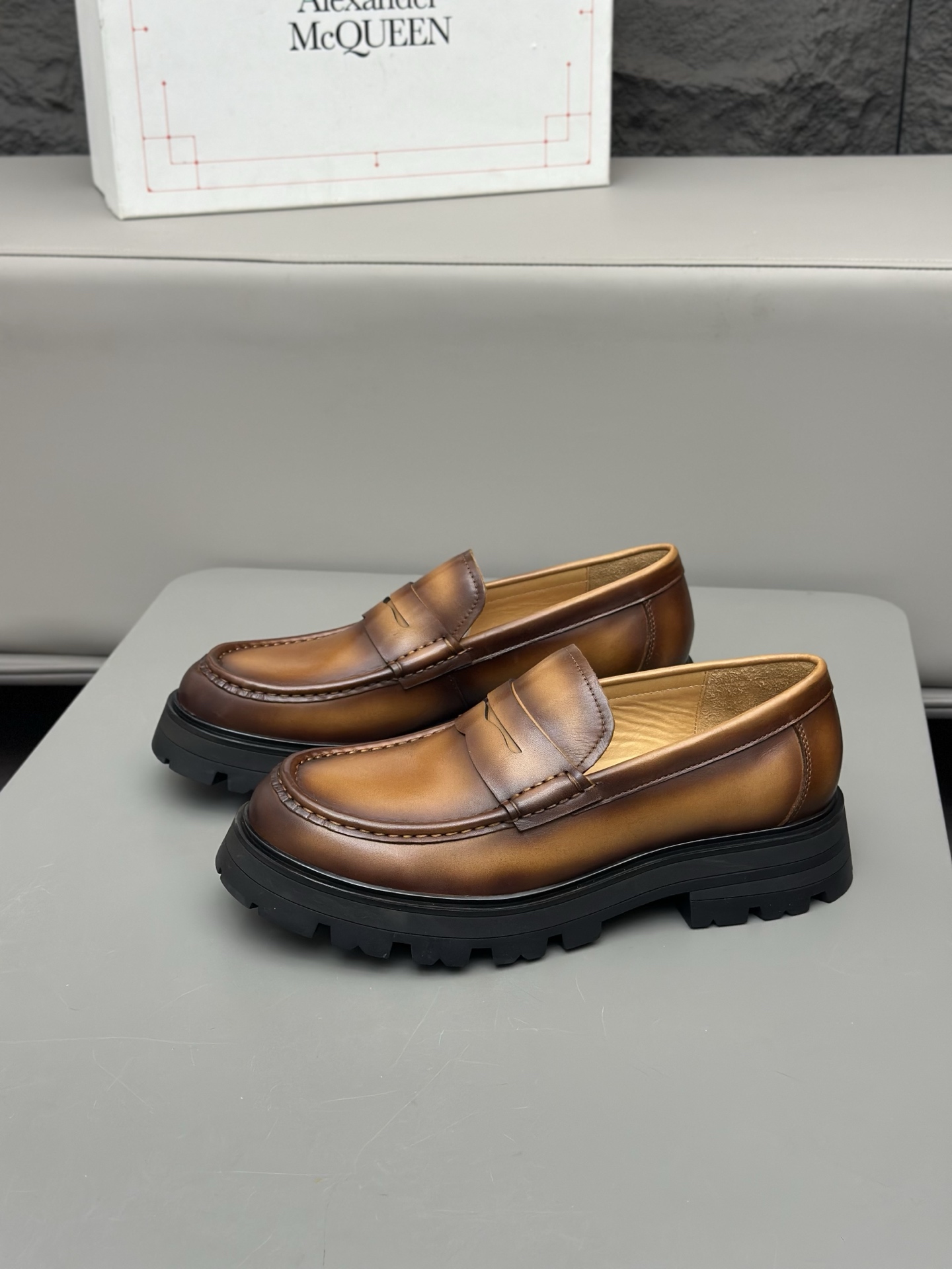 - Nuevo - MQ McQueen 2025 nuevos zapatos derby de cuero para hombre, compró la réplica exacta origin