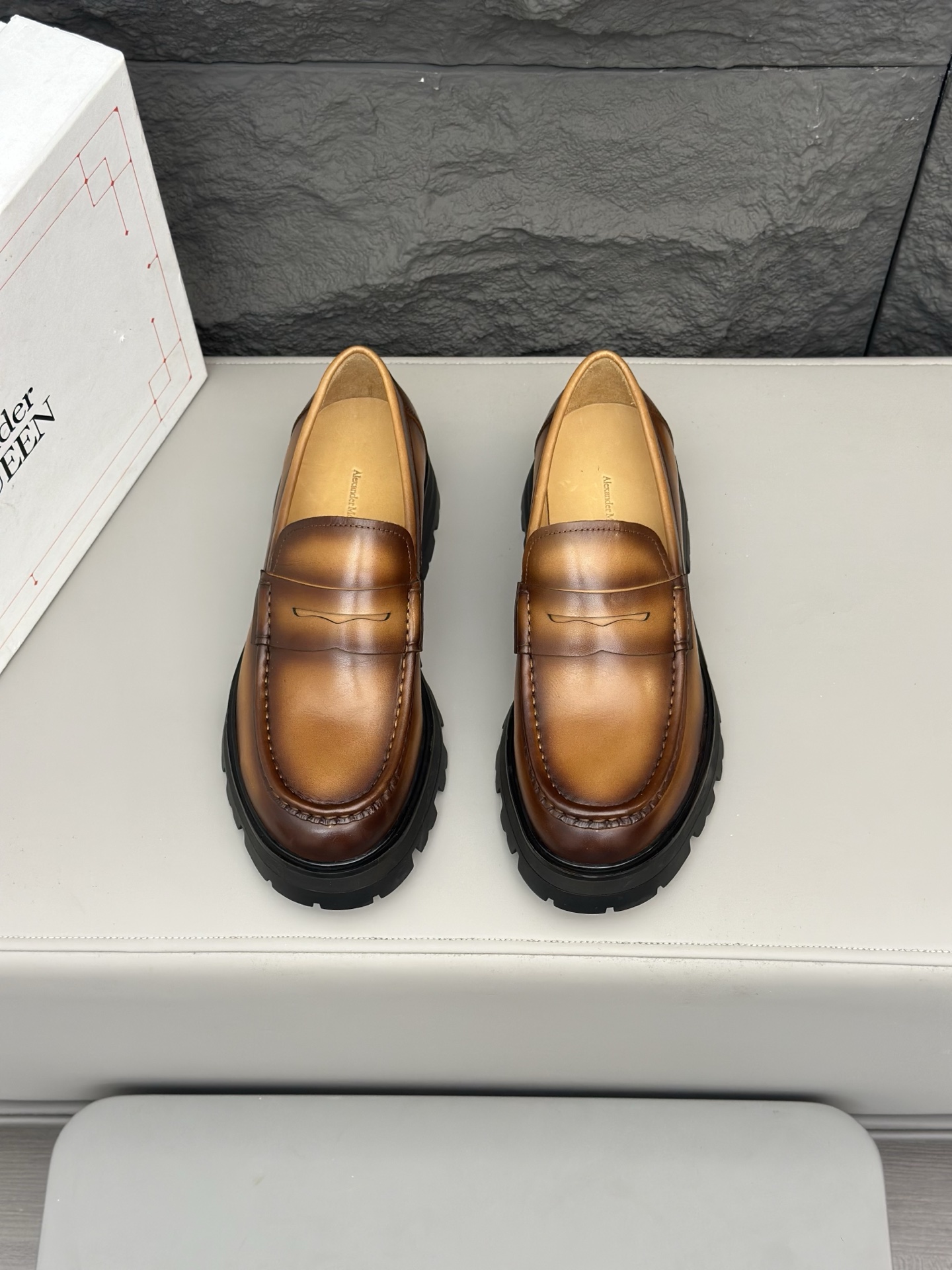 - Nuevo - MQ McQueen 2025 nuevos zapatos derby de cuero para hombre, compró la réplica exacta origin