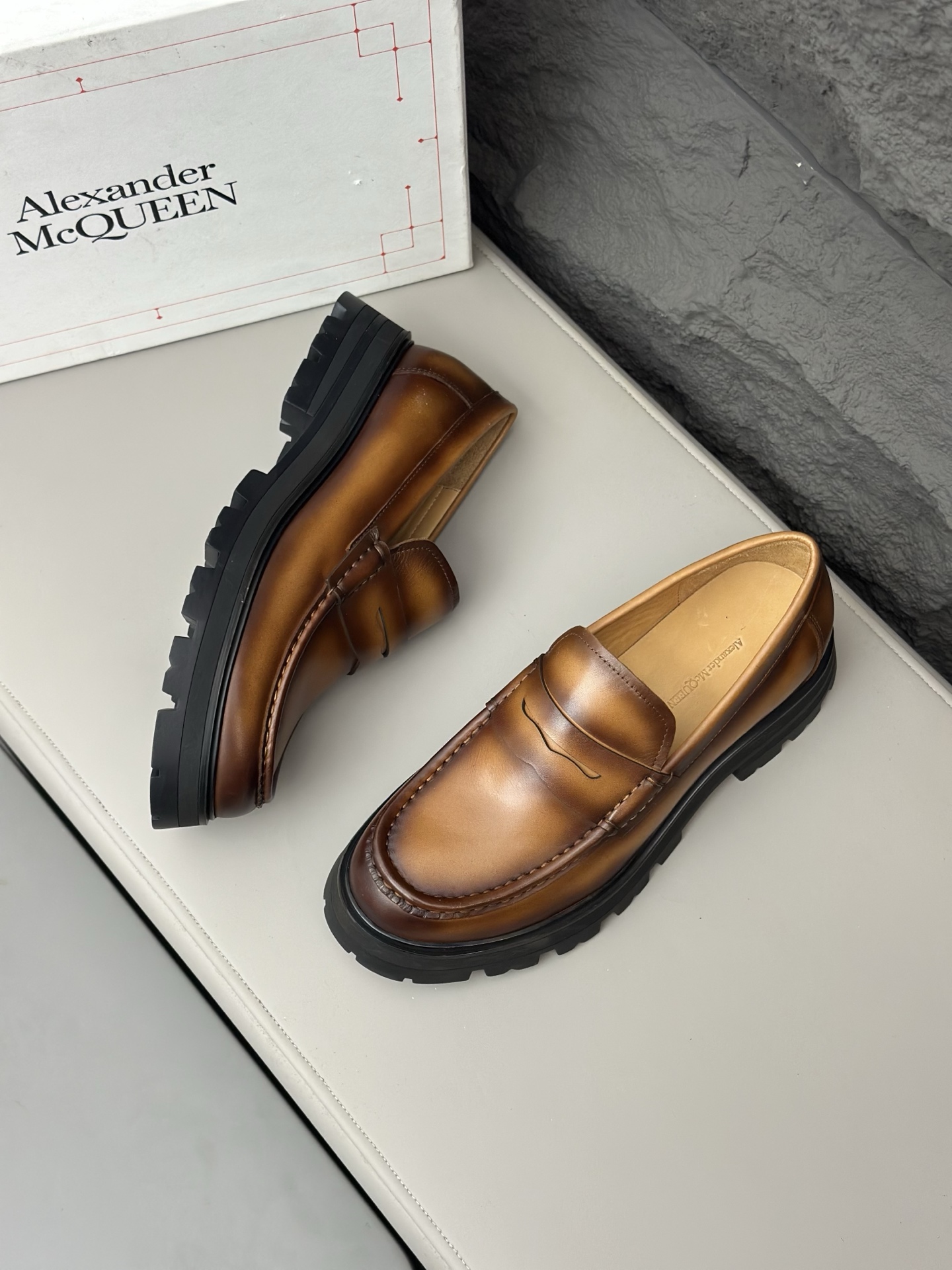 - Nuevo - MQ McQueen 2025 nuevos zapatos derby de cuero para hombre, compró la réplica exacta origin