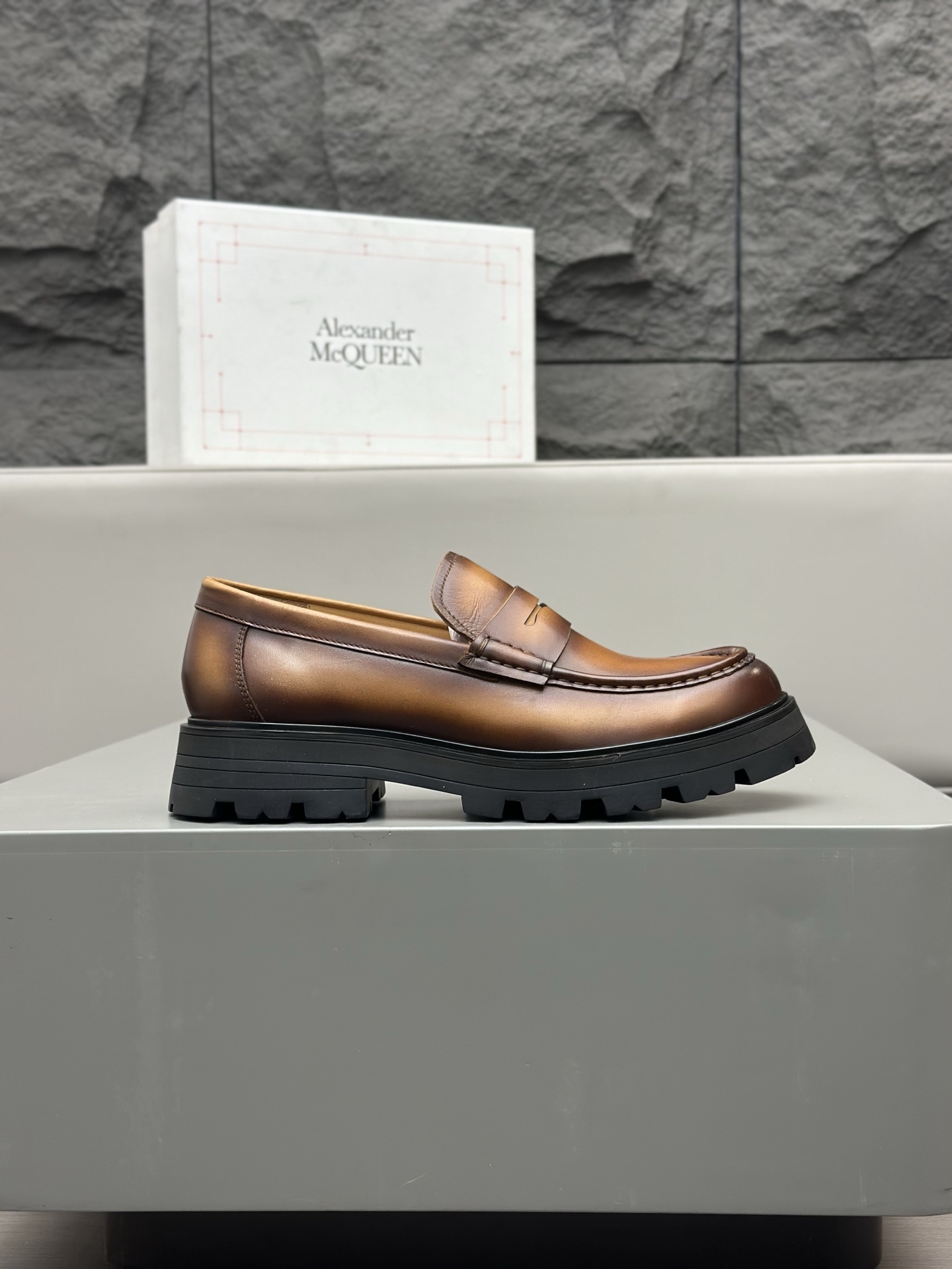 - Nuevo - MQ McQueen 2025 nuevos zapatos derby de cuero para hombre, compró la réplica exacta origin