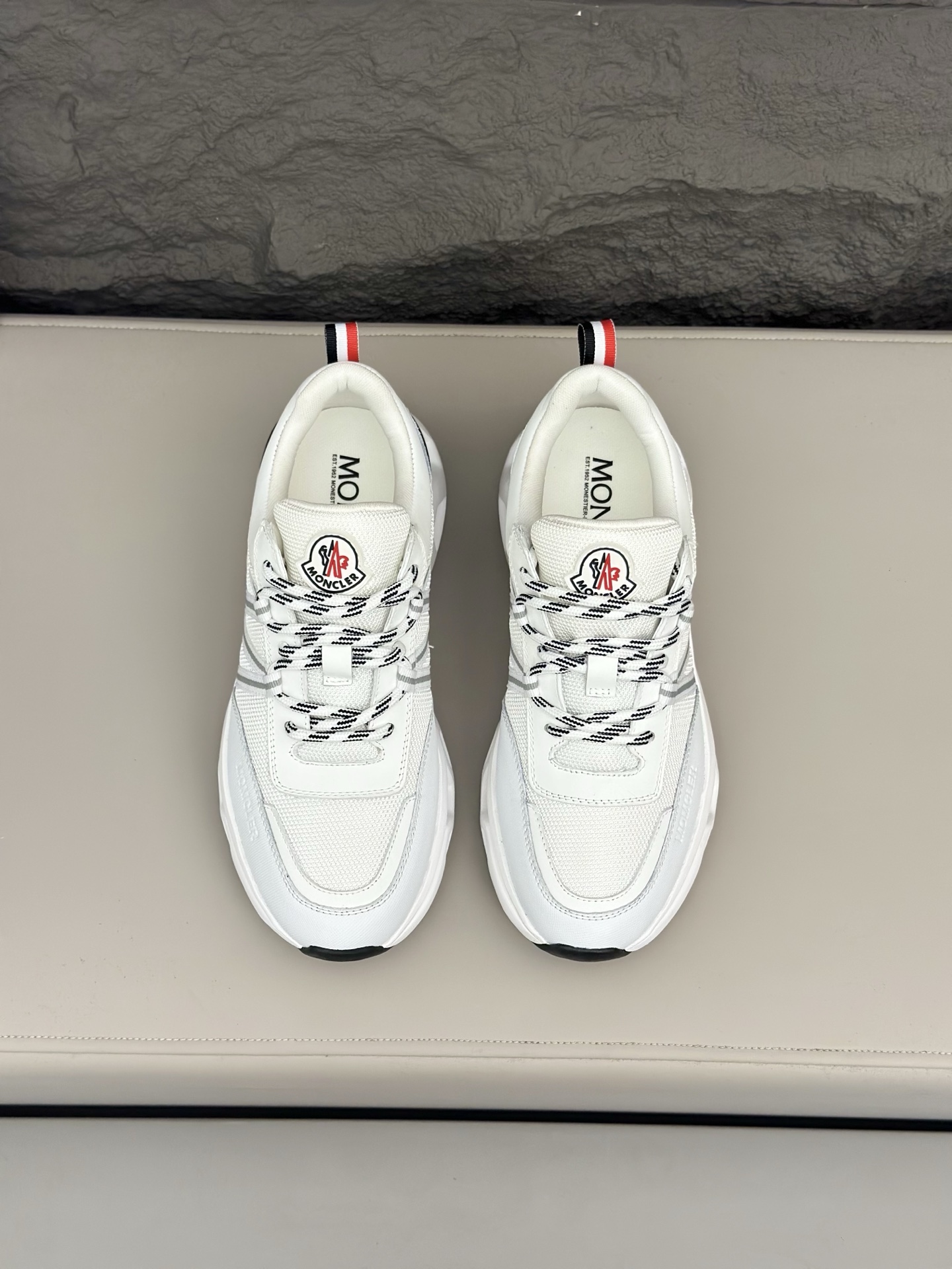 NO:273327,Moncler cover men's shoes and sneakers, imported cowhide surface, neoprene rubber, various materials are spliced ​​together. The upper is designed with shoelaces and rubber inserts, the heel Moncler logo, and the outsole is made of TPU   rubber   high elastic rubber foam combination. It has high elasticity and high wear resistance and improves comfort. It is worth buying whether it is the upper or color design!  Size39-44 (38 45 custom made), Moncler, sneakers, cowhide19860909Moncler蒙口 男鞋运动鞋,进口牛皮面、氯丁橡胶 各种材质拼接打造,鞋面采用鞋带和橡胶嵌件设计,后跟Moncler标志,大底采用TPU 橡胶 高弹橡胶发泡组合成型,具有高弹性高耐磨性,提高舒适性,无论是鞋面还是颜色设计都值得入手！Size39-44（38 45定做）,,Moncler,sneakers,cowhide,Men's shoes