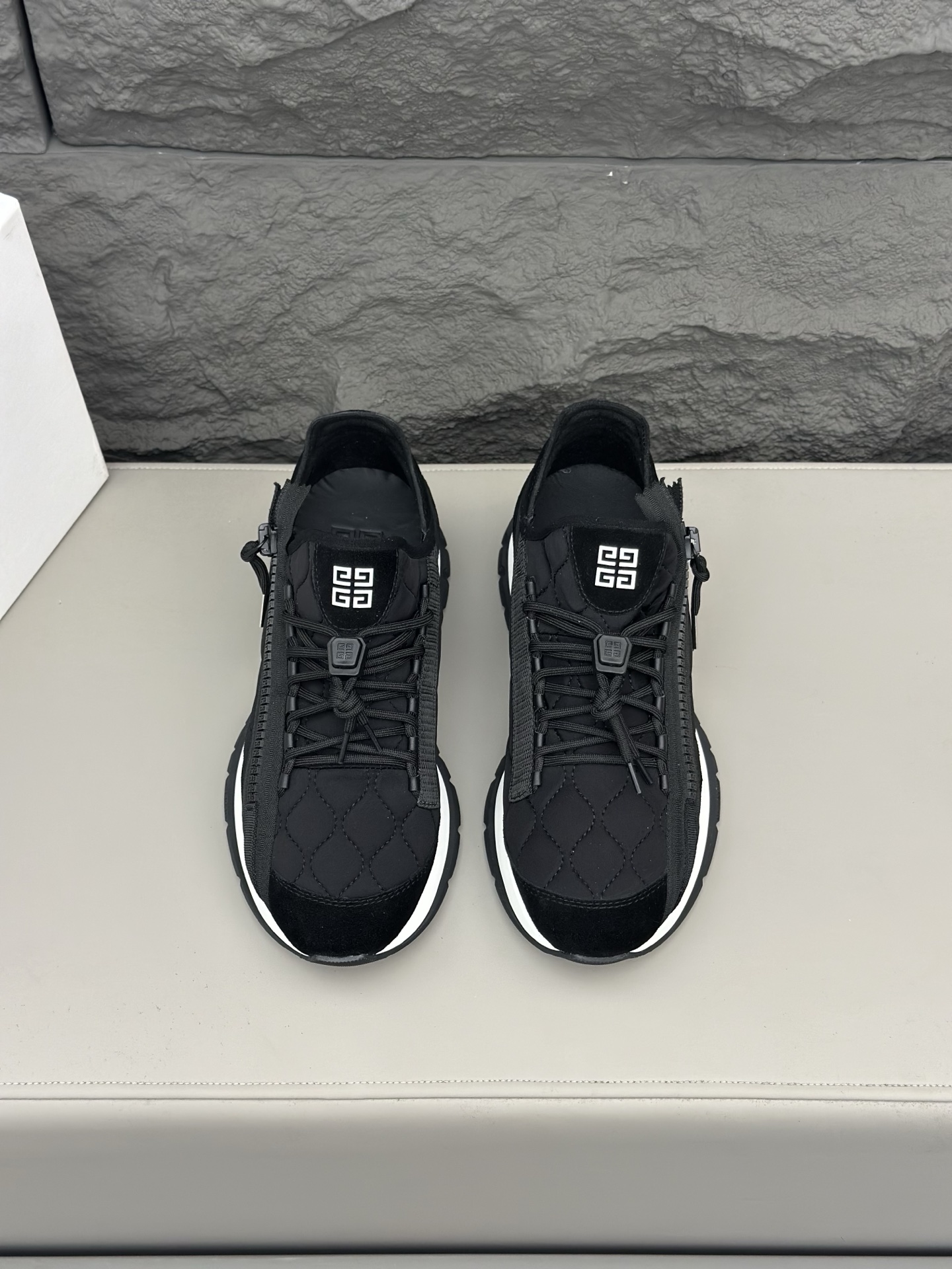 NO:273330,G iv ～y Spectre low-top jogging air cushion sneakers, with 4G LOGO zippers on the side, paired with webbing tape in the same color, with fabric and metal zipper heads, technology shoelaces, 4G LOGO drawstrings, and GIVENCHY LOGO prints on the side, lightweight technology air cushion soles, and very comfortable feet!  Size39-44 (38 45 fixed), given,sneakers19860909G iv～y Spectre低帮慢跑气垫运动鞋,侧面饰以4G LOGO拉链,搭配同系配色织带饰带,设有织物和金属拉链头,科技鞋带,搭配4G LOGO抽绳,侧面饰以GIVENCHY LOGO印花 ,轻盈科技气垫鞋底,脚感非常舒适！ Size39-44（38 45定）,,givenchy,sneakers,Men's shoes