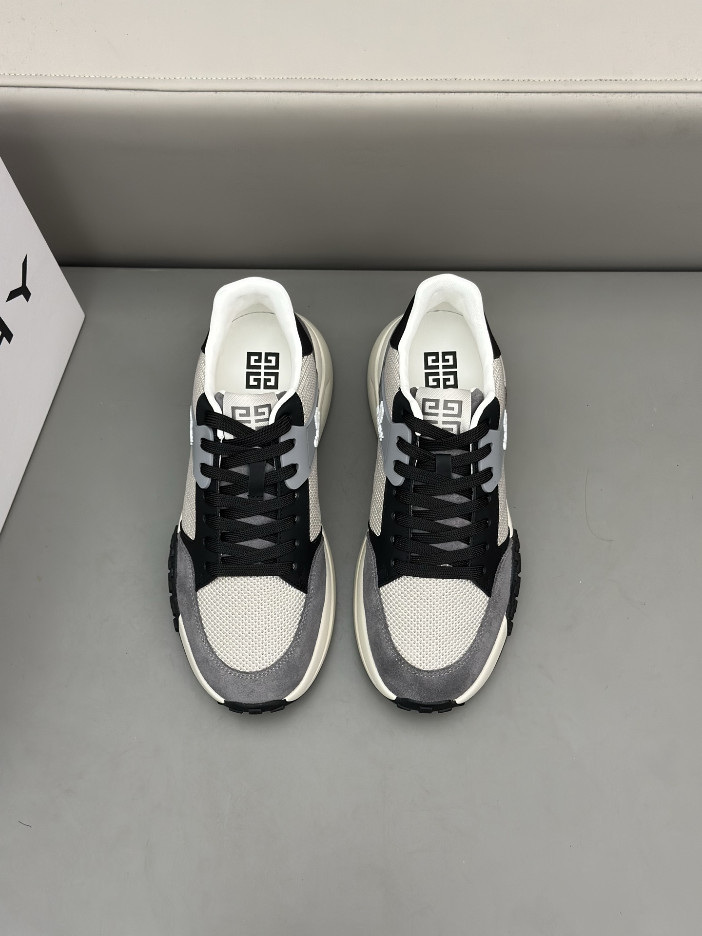 NO:273336,Gv *y~New GIV 1 men's thick-soled high-height-enhancing casual sneakers, high-quality calfskin punched upper, handsome and stylish on the foot, 5CM high-height, enhance the aura, contrasting color splicing design of the shoe body, decorated with 4G LOGO logo and three-dimensional GIVENCHY logo. Lightweight sole, light and comfortable feet!  Size39-44, given sneakers,cowhide19860909Gv *y～全新GIV 1男士厚底增高休闲运动鞋,鞋面高品质小牛皮冲孔打造,上脚效果帅气有型,增高5CM,提升气场,鞋身撞色拼接设计,饰有4G LOGO标志和立体GIVENCHY标志.轻质大底,脚感轻便舒适！ Size39-44,,givenchy,sneakers,cowhide,Men's shoes