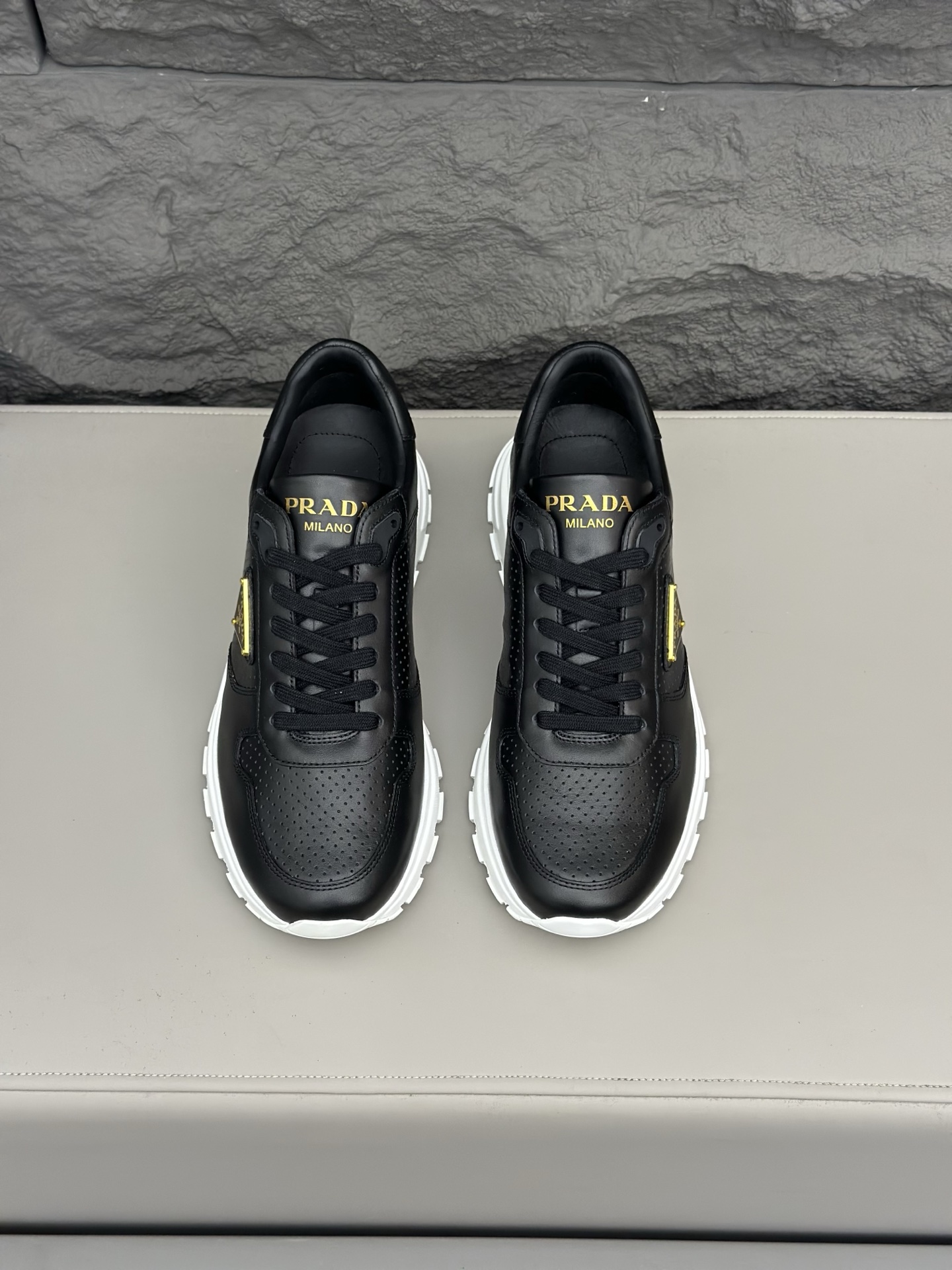 NO:273339,P Top Purchase Agents General Street Fried Street Men's God's new products are coming, super popular new counters, original configuration of imported Italian cowhide fabric, high-quality complex splicing technology, classic appearance and new soles are more fashionable, imported cowhide inner mat, breathable and comfortable, original soles are super comfortable, original order goods are high-quality, can enter and exit the counter at will, welcome to compare, number 39-44 (order 45),, cowhide19860909P 顶级代购 普 炸街男神新品来袭,超人气爆款专柜新款,原厂配置意大利进口牛皮面料,高品质复杂拼接工艺,经典的外观搭配新底更加潮达人,进口牛皮内里垫,透气舒适,鞋底原厂特供原版底超级舒适,原厂跟单货高品质,可随意进出专柜,欢迎对比,码数 39-44（订 45）,,cowhide,Men's shoes