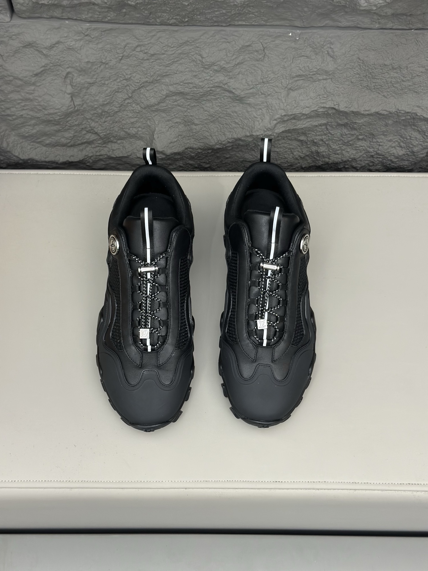 NO:274091,L-Home Men's RUSH Sports Shoes Art Director Nicolas Ghesquiere created this Rush sneaker for the early spring show, pointing out the inspiration of retro boxing shoes and running shoes. Suede, plain and glued cowhide leather with a mixed style, metal IY Cirdle logo embellishes the sides, paired with wavy outsole. Imported cowhide, mixed materials, rubber outsole, Circle patches, sole patterns are decorated with brand letters and monogram flowers. Size: 39-44 (customized by 38.45),,louis vuitton,louis vuitton,sneakers,cowhide19860909L家驴牌男士RUSH运动鞋 艺术总监 Nicolas Ghesquiere 为 早春秀场创作此款Rush 运动鞋,点明复古拳击鞋和跑鞋的灵感启发.绒面、素面和上胶牛皮革演绎混合风格,金属 IY Cirdle 标识点缀侧面,搭配波浪形外底. 进口牛皮,混合材质,橡胶外底,Circle贴饰,鞋底图纹饰有品牌字母和monogram花卉. Size:39-44（38.45定做),,louis vuitton,louis vuitton,sneakers,cowhide,Men's shoes