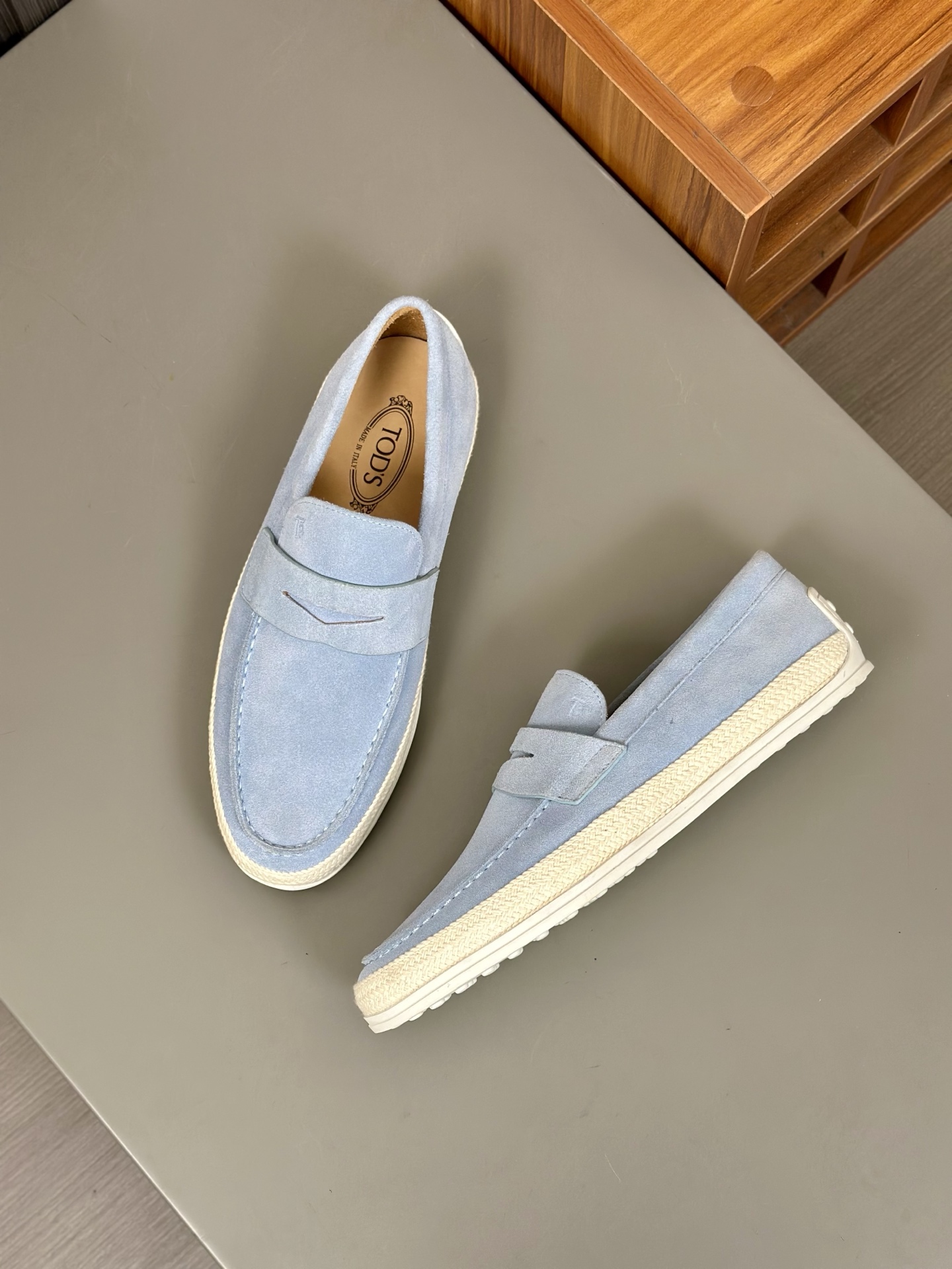Tod'S/Tod'S Men's LoafersEstos mocasines están hechos de elegante cuero de vaca de primera capa impo