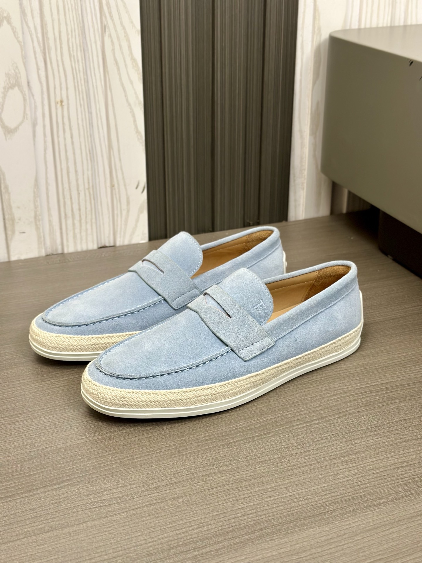 Tod'S/Tod'S Men's LoafersEstos mocasines están hechos de elegante cuero de vaca de primera capa impo