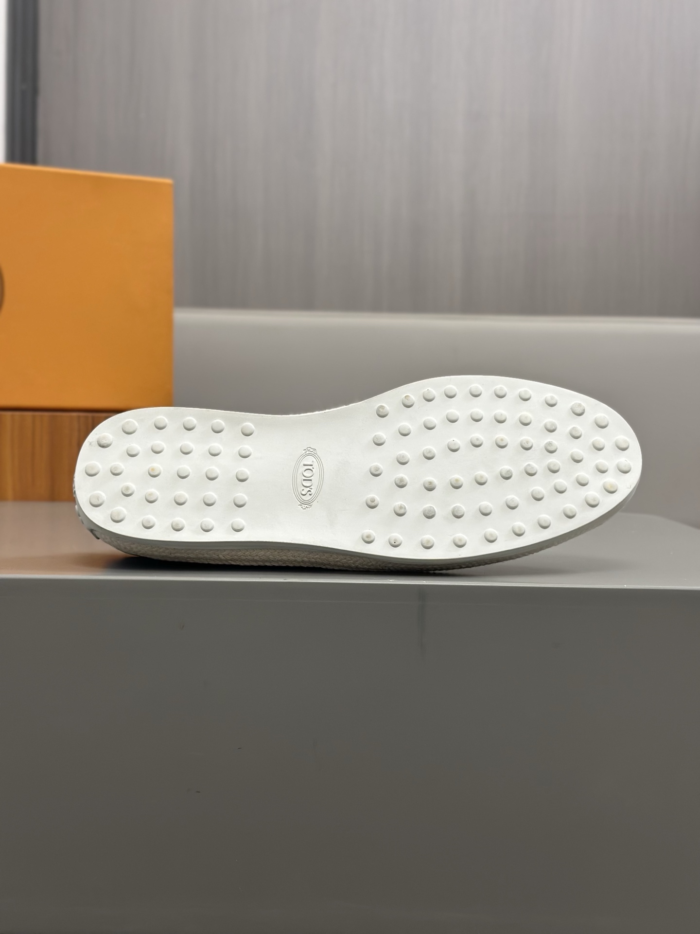 Tod'S/Tod'S Men's LoafersEstos mocasines están hechos de elegante cuero de vaca de primera capa impo