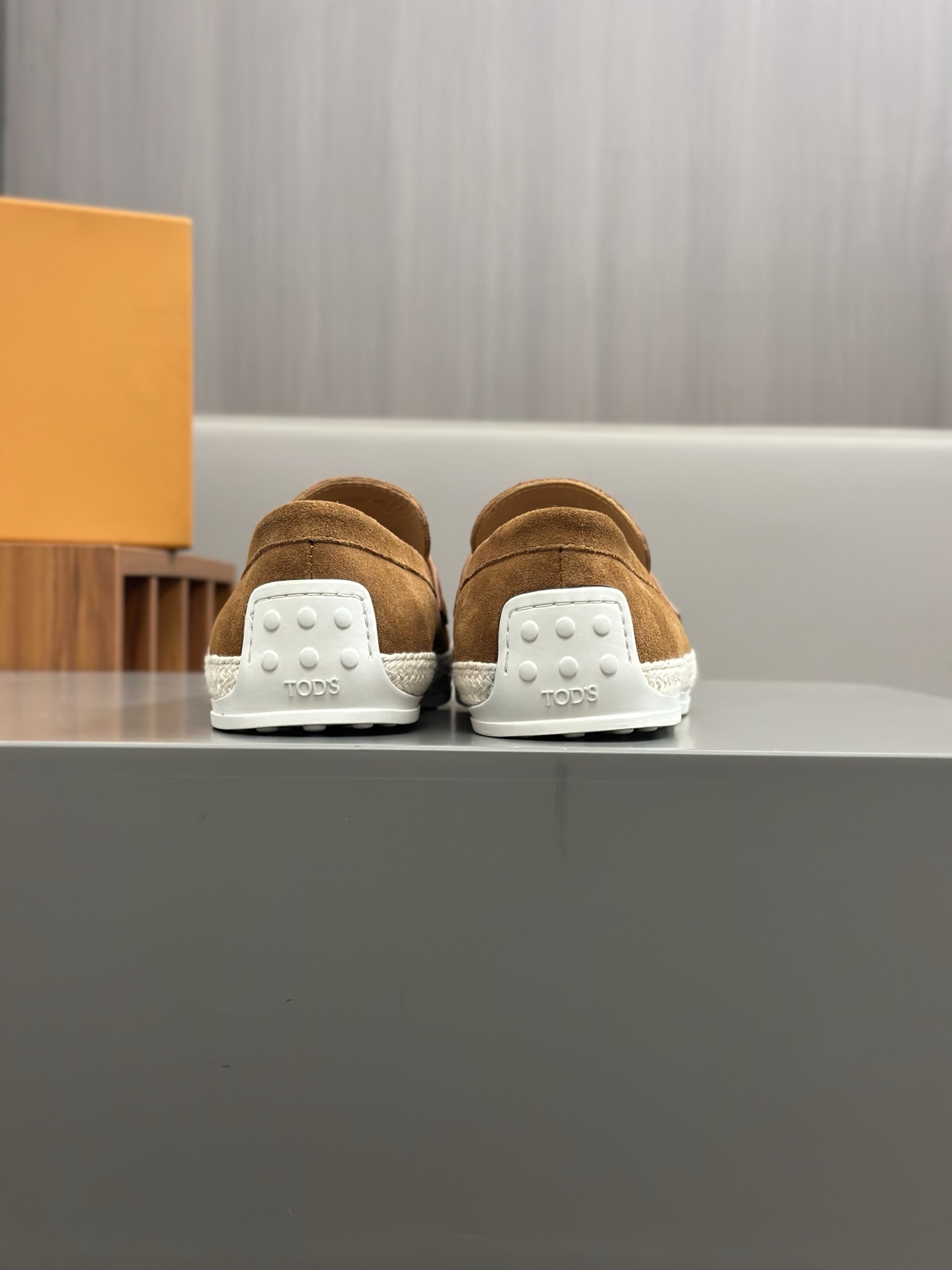 Tod'S/Tod'S Men's LoafersEstos mocasines están hechos de elegante cuero de vaca de primera capa impo