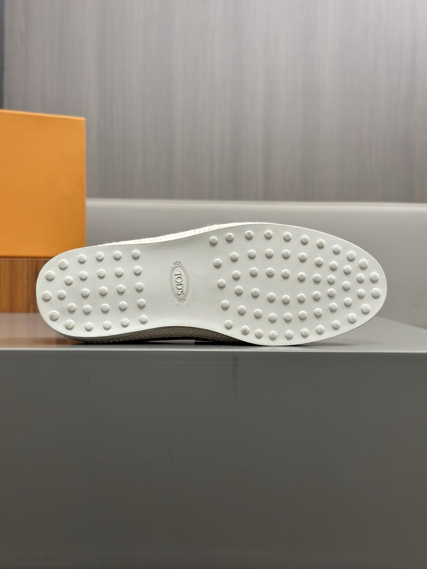 Tod'S/Tod'S Men's LoafersEstos mocasines están hechos de elegante cuero de vaca de primera capa impo