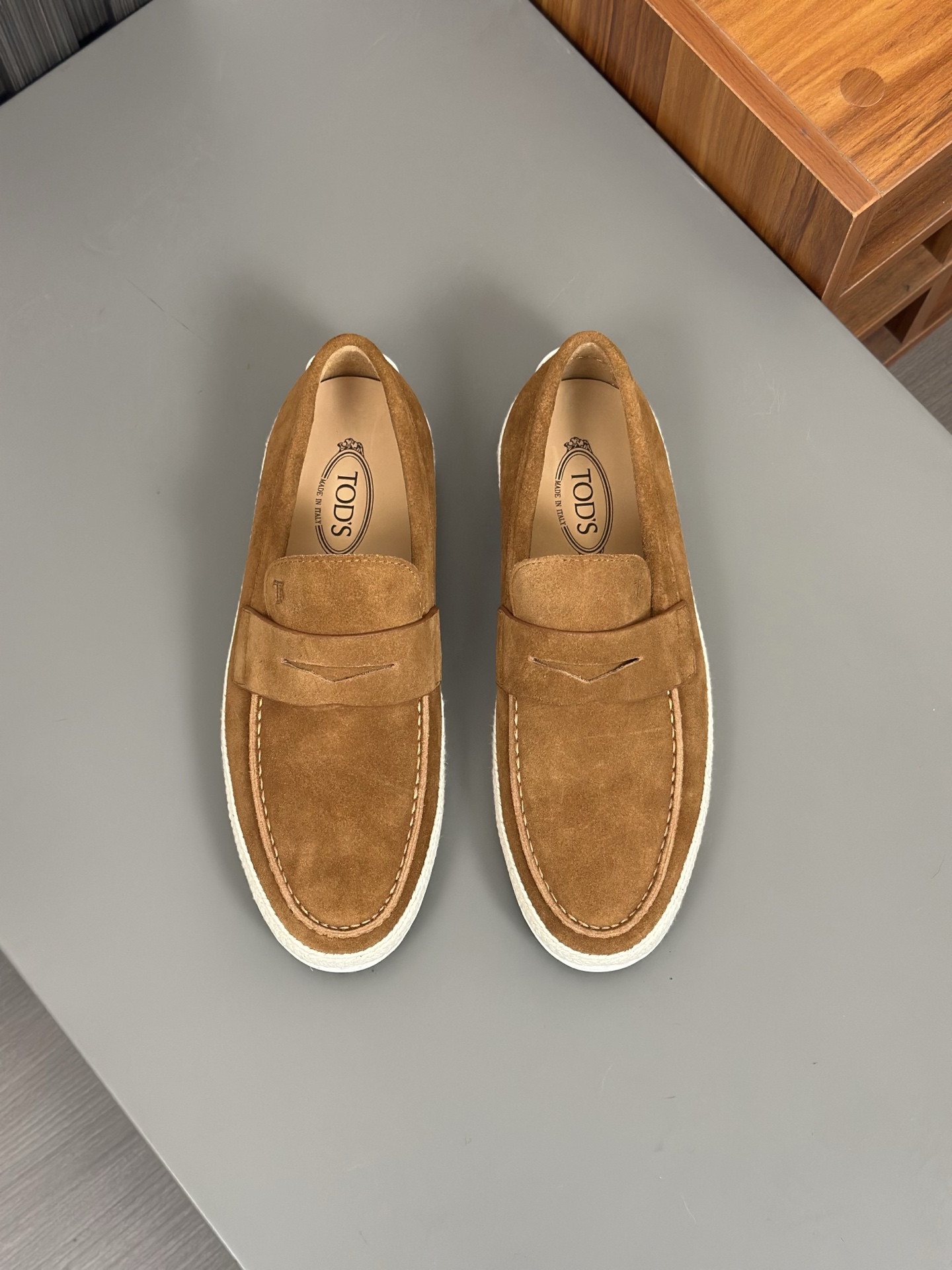 Tod'S/Tod'S Men's LoafersEstos mocasines están hechos de elegante cuero de vaca de primera capa impo
