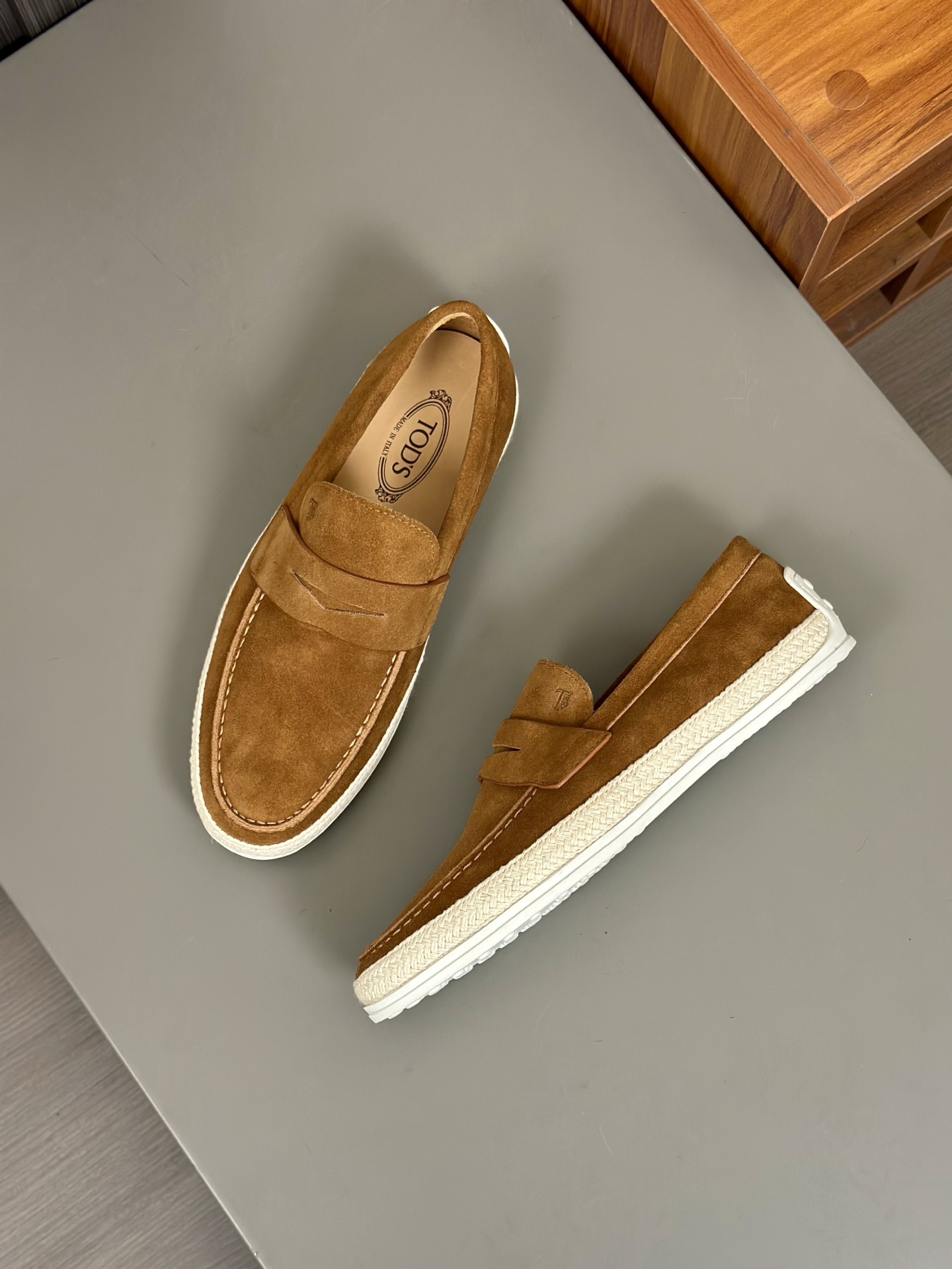 Tod'S/Tod'S Men's LoafersEstos mocasines están hechos de elegante cuero de vaca de primera capa impo