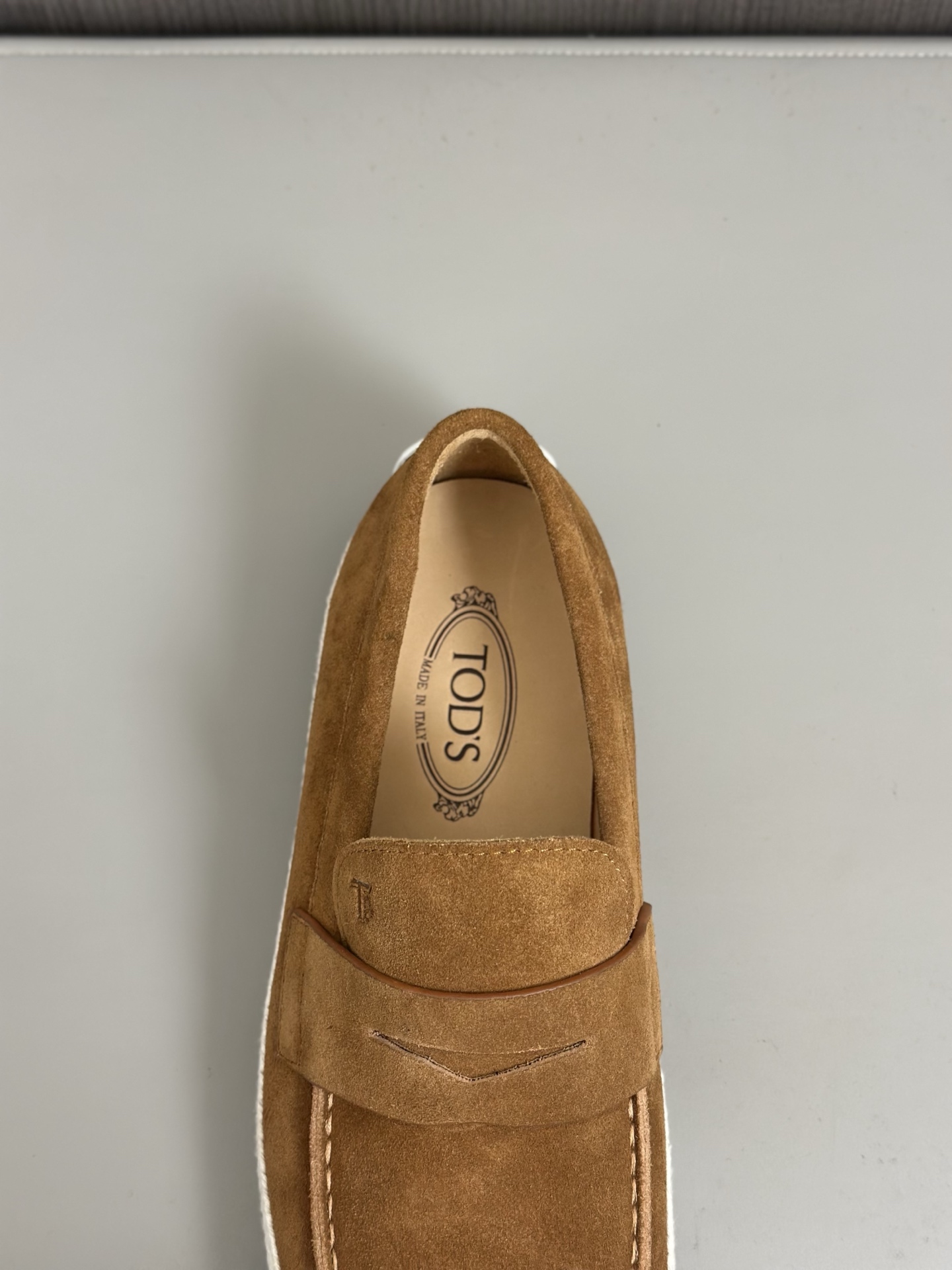 Tod'S/Tod'S Men's LoafersEstos mocasines están hechos de elegante cuero de vaca de primera capa impo