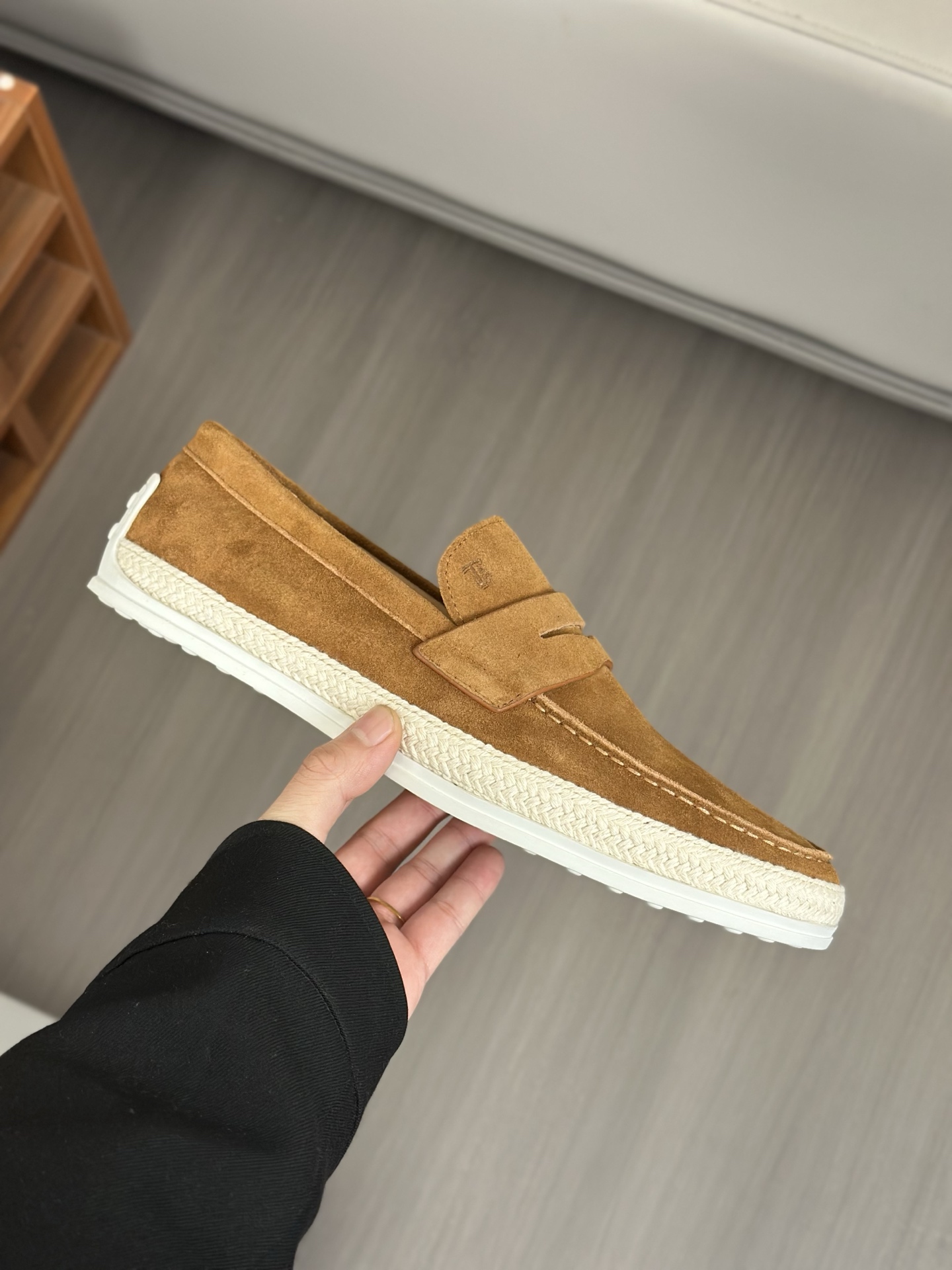 Tod'S/Tod'S Men's LoafersEstos mocasines están hechos de elegante cuero de vaca de primera capa impo