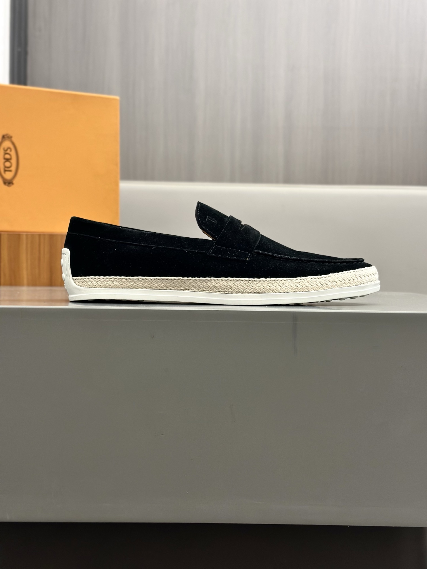 Tod'S/Tod'S Men's LoafersEstos mocasines están hechos de elegante cuero de vaca de primera capa impo