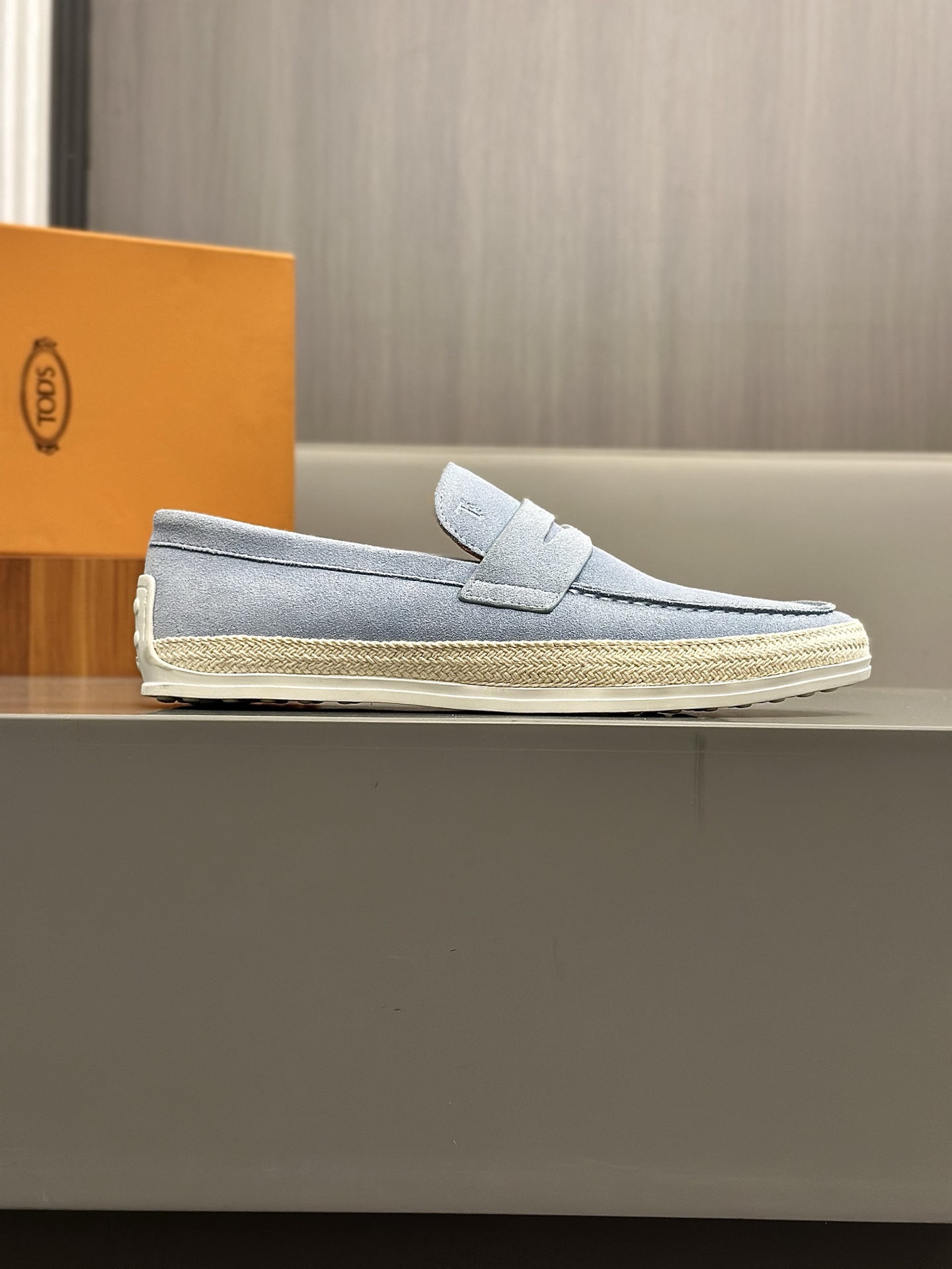 Tod'S/Tod'S Men's LoafersEstos mocasines están hechos de elegante cuero de vaca de primera capa impo